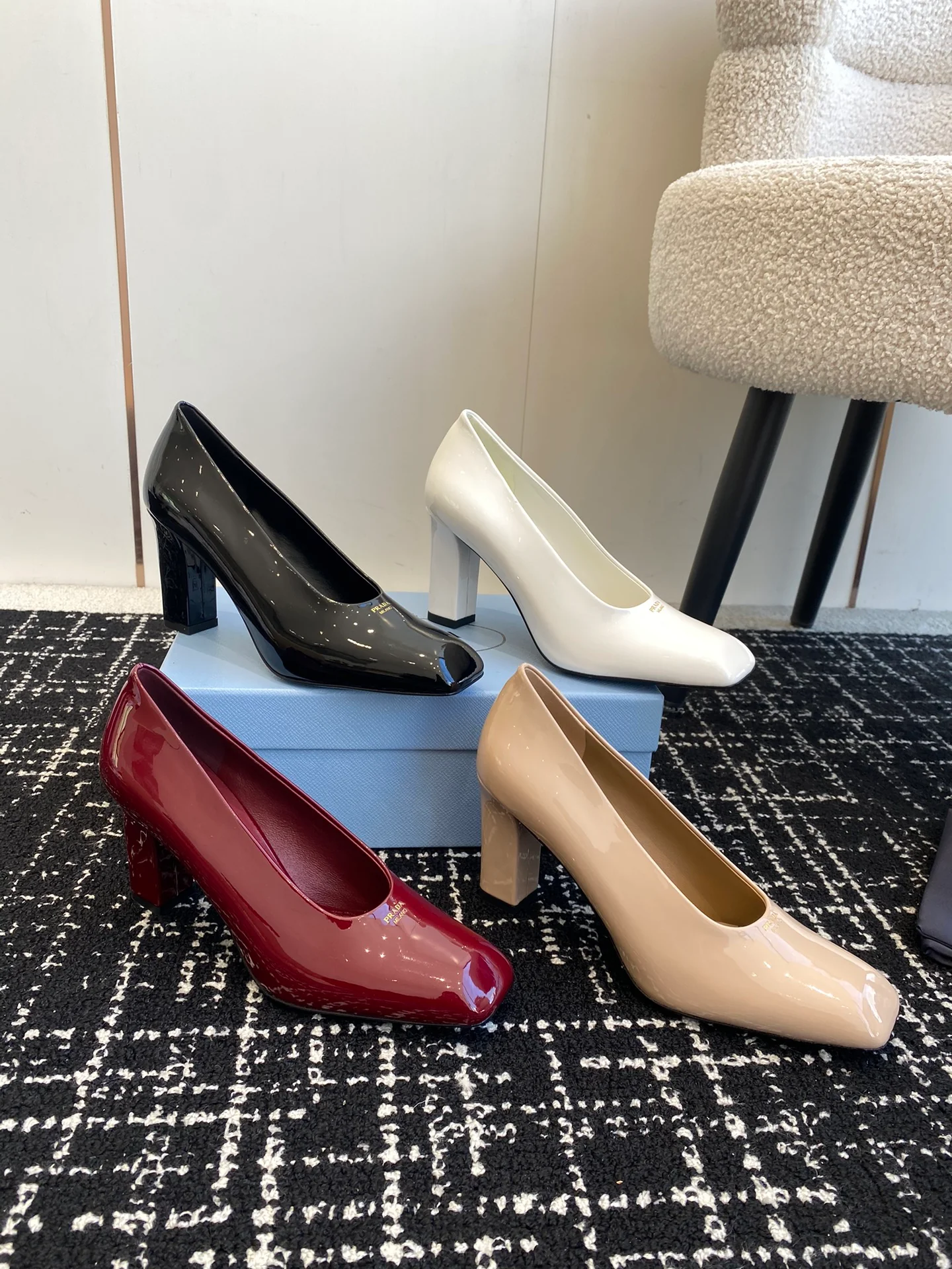 Балетки Prada 2024 на массивном каблуке с квадратным носком - изображение из коллекции