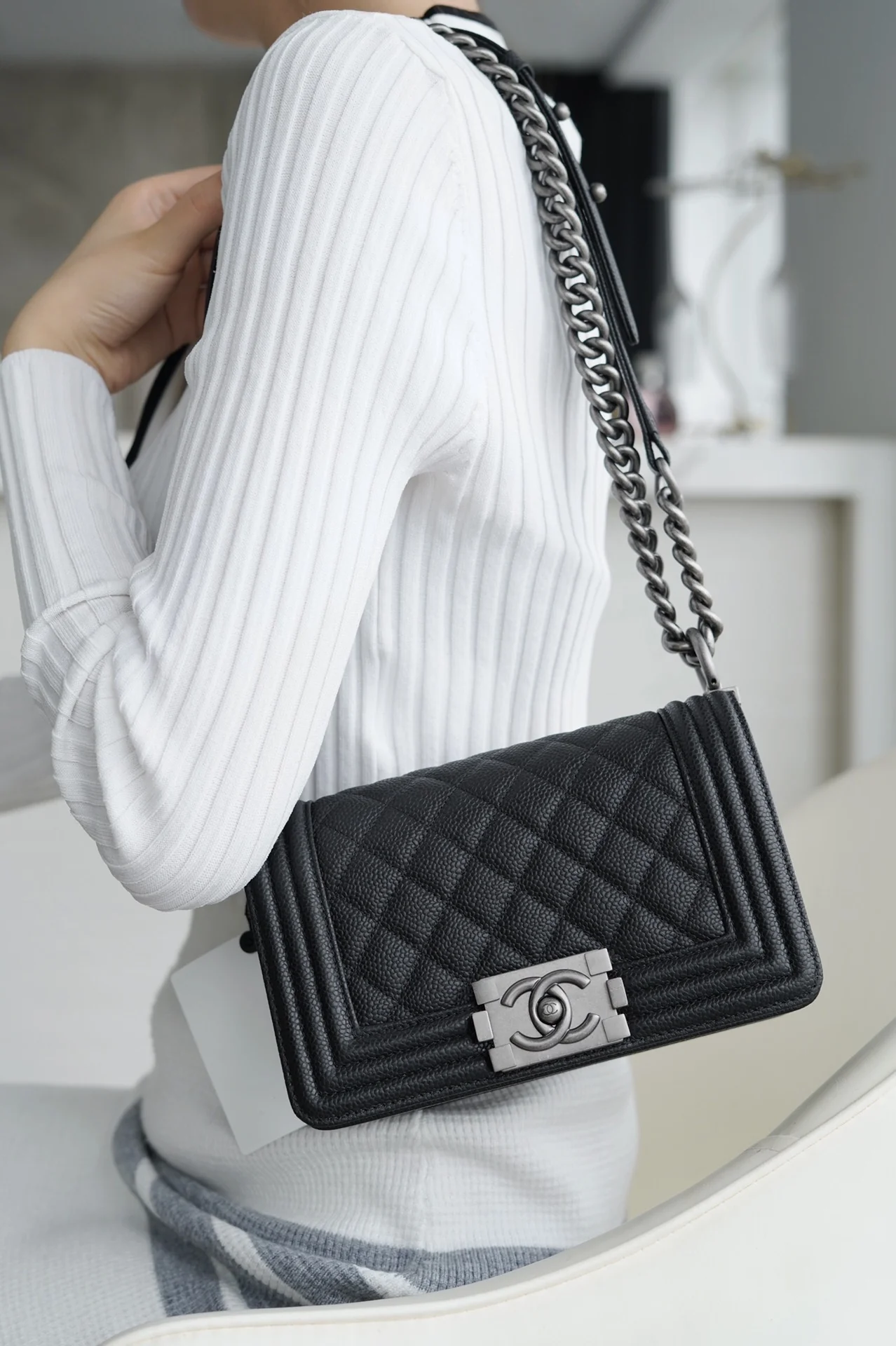 Коллекция Chanel Le Boy - Черная кожа личи, винтажная серебряная пряжка - 20 см