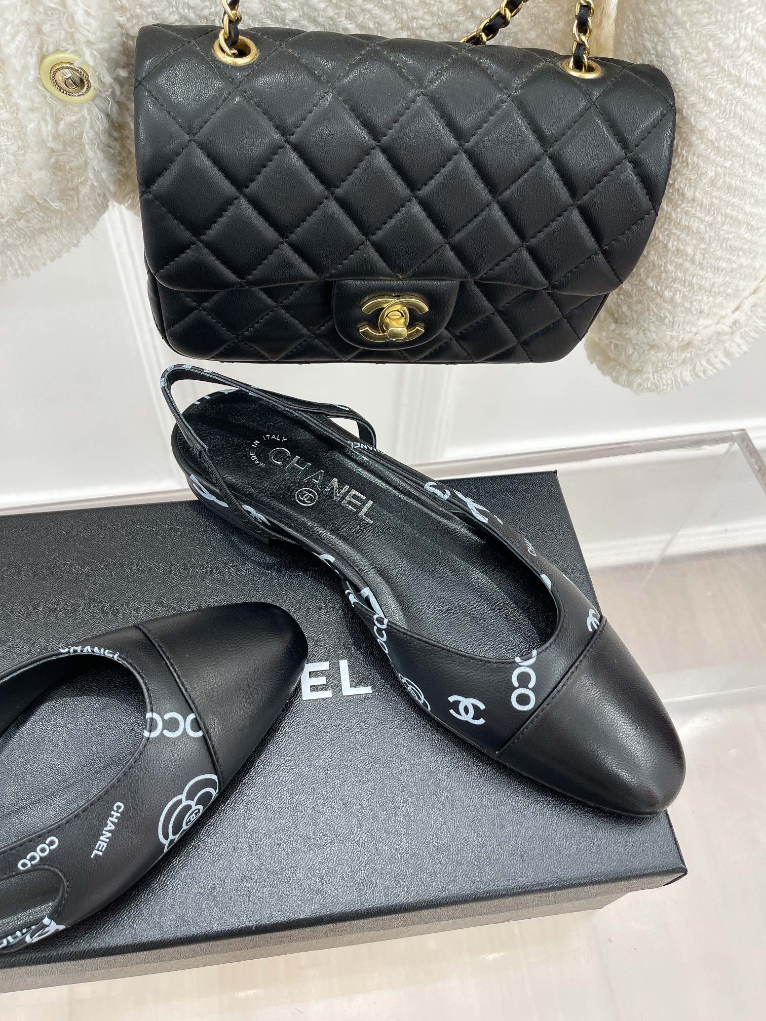 Новинка весны 2023 года от Chanel - Сандалии с принтом и открытой пяткой - Черные