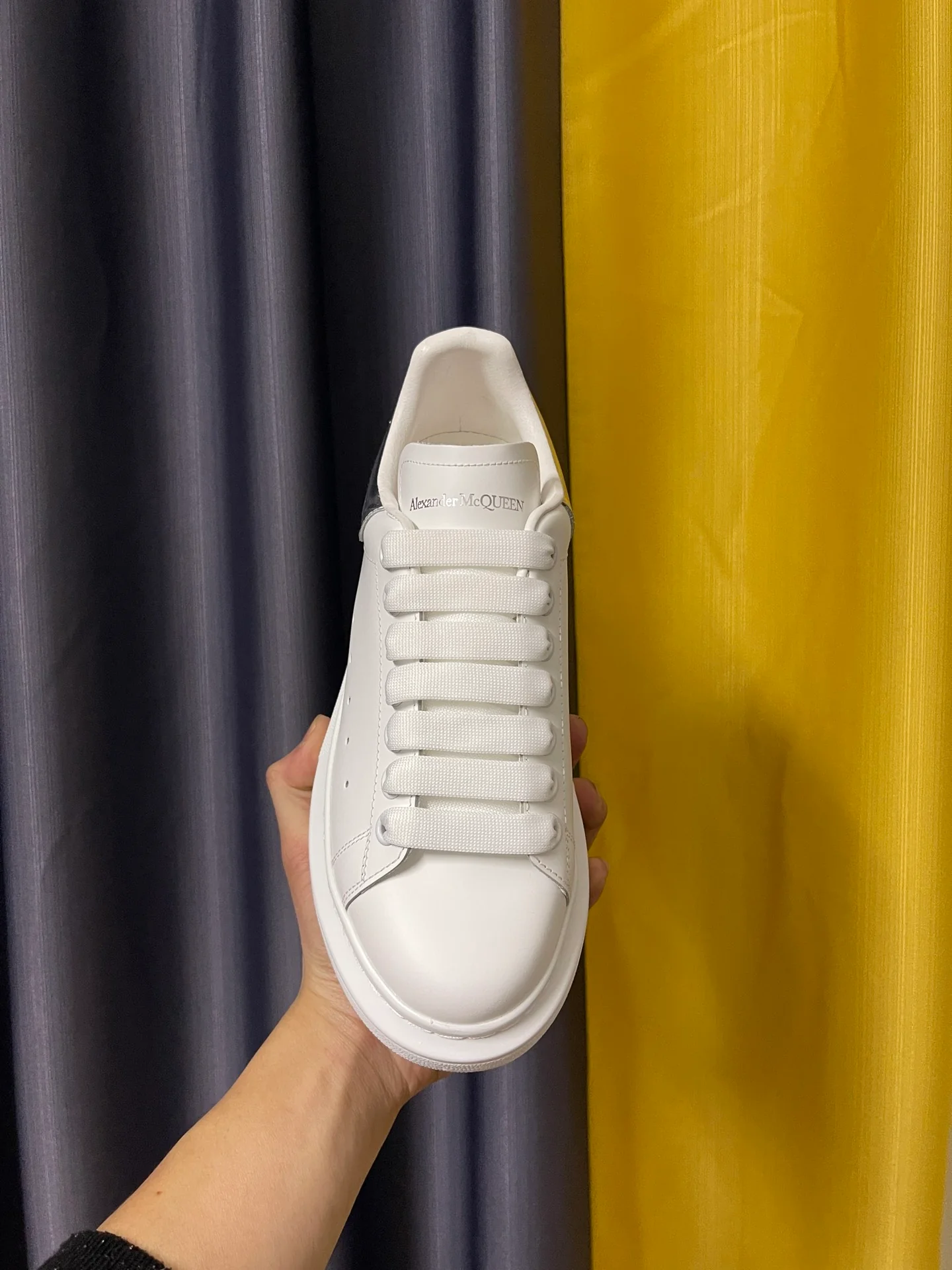 Классические белые кроссовки McQueen - унисекс - каблук из зеркальной серебристой кожи - Премиум-издание