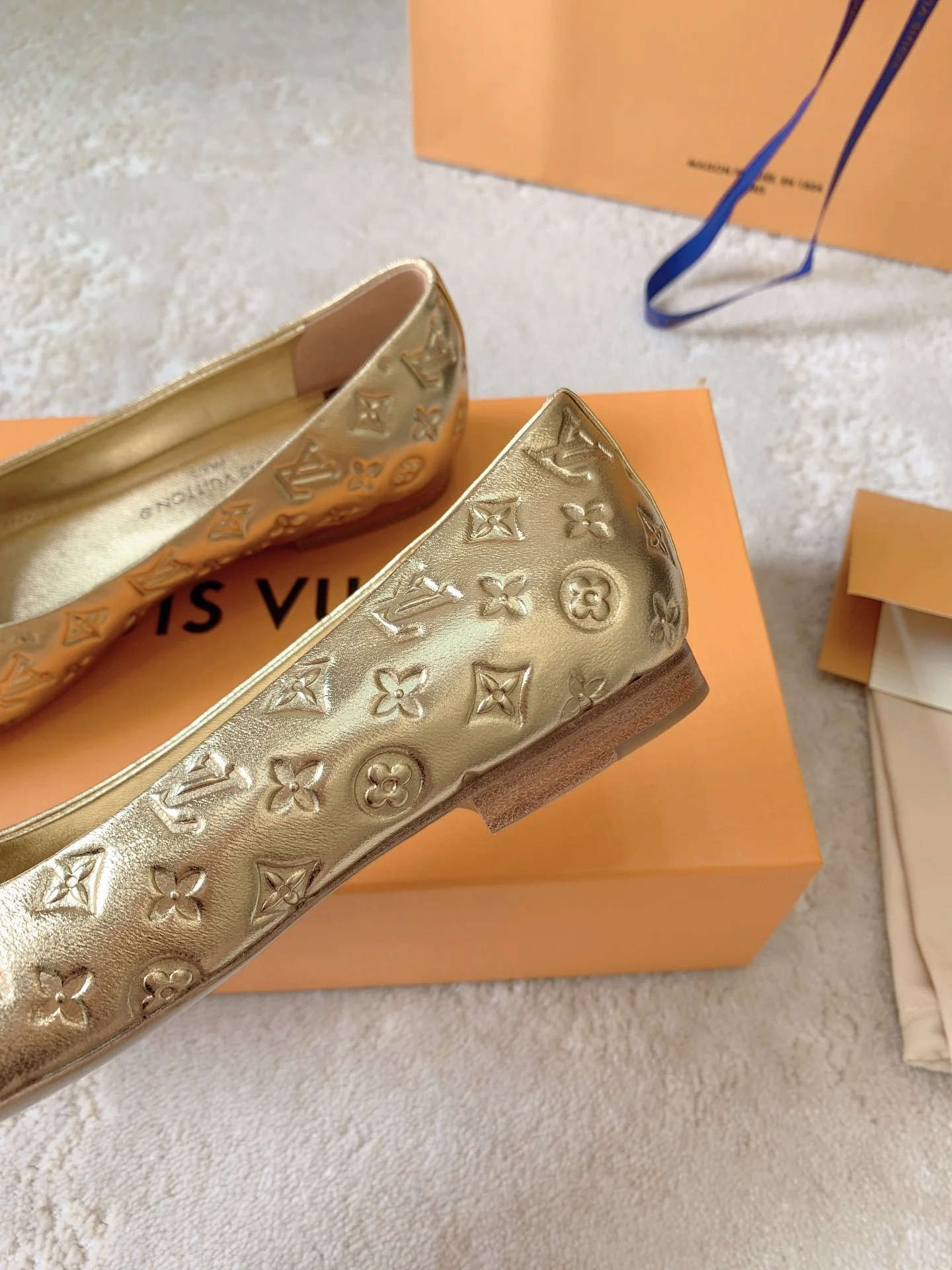 Новинка сезона весна/лето 2023 от LV - Балетки - Золотистые