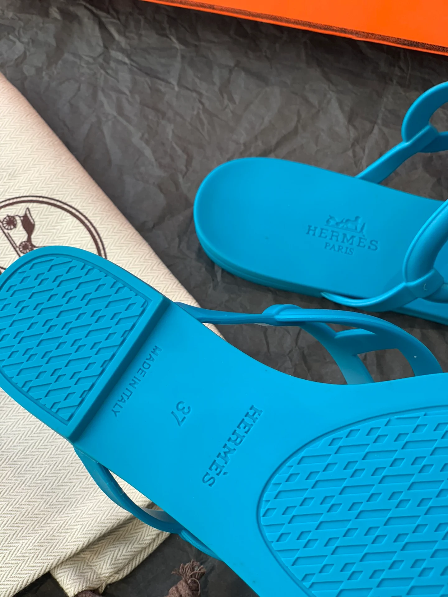 Новые шлепанцы Hermes-aloha с изображением свиного носа