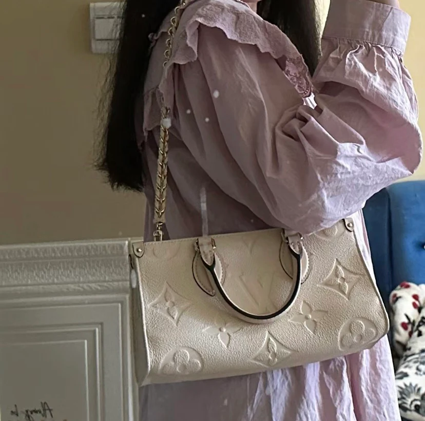 m23640-LV-cabas-onthego-east-west-gold chain embossed monogram-white