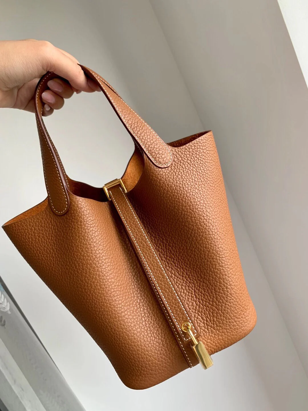 Часы Hermes Picotin 18 коричневого цвета с золотой пряжкой