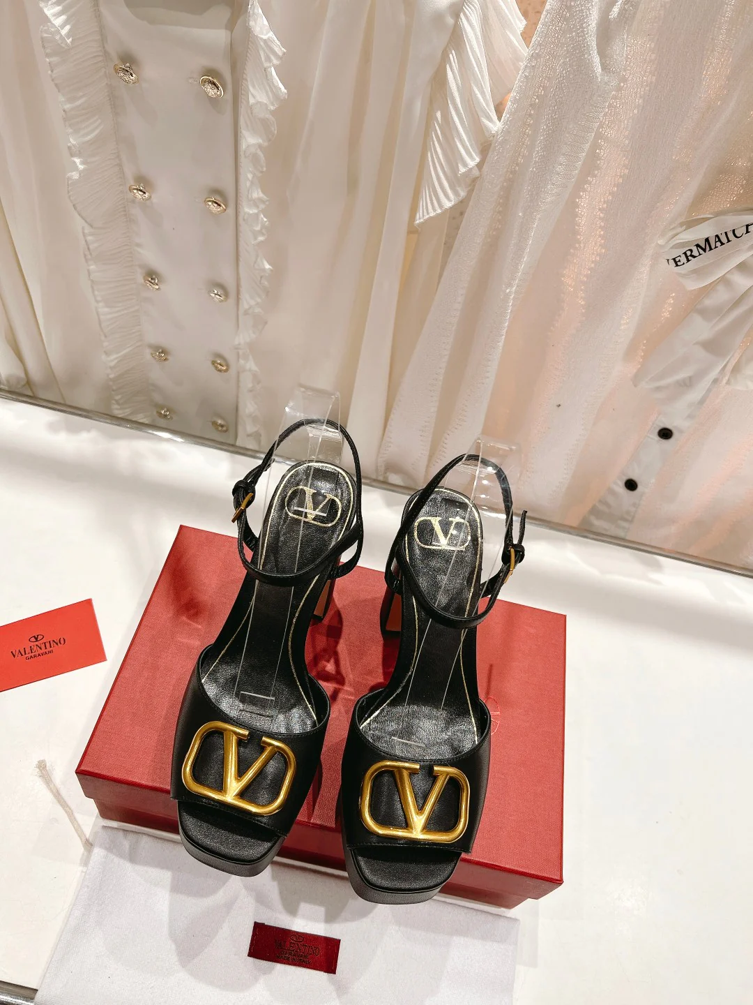 Новинка лета 2023 от Valentino - Босоножки на каблуке с задником - Черные
