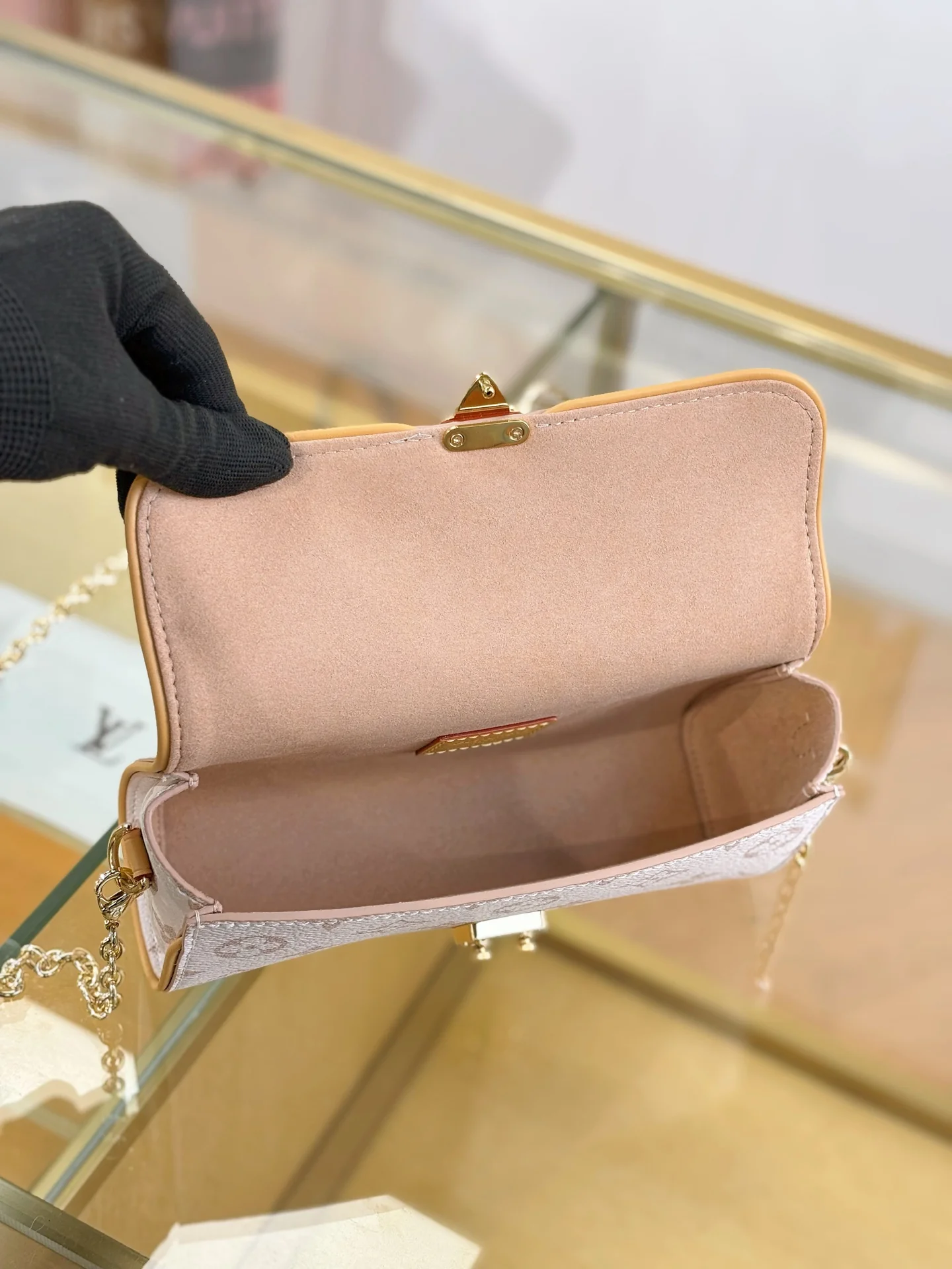 LV-m26583-pochette-camille сумка-белая с цветочным узором