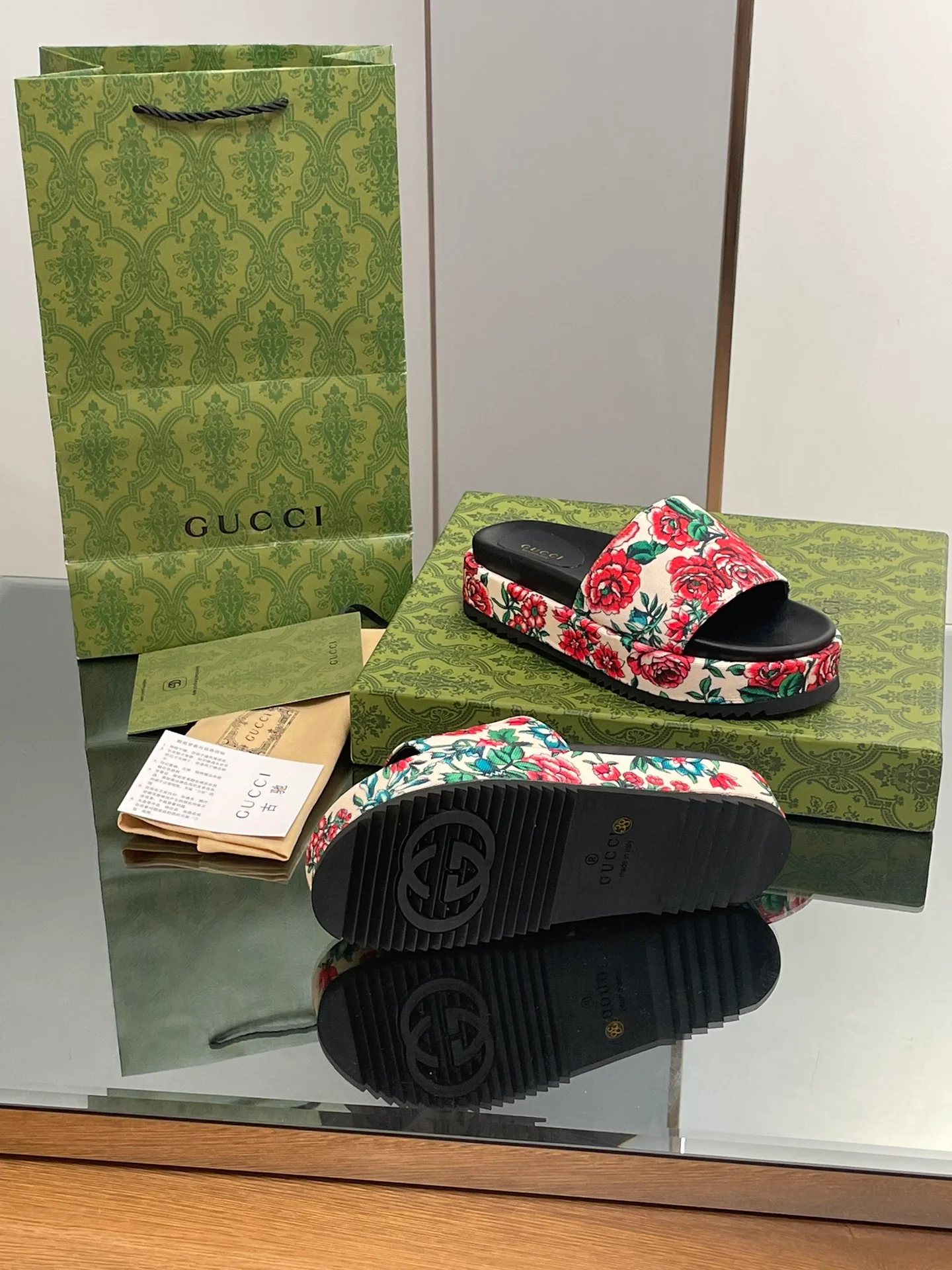 Новинка сезона осень/зима 2023 от Gucci - Мюли-тапочки с монограммой - 1