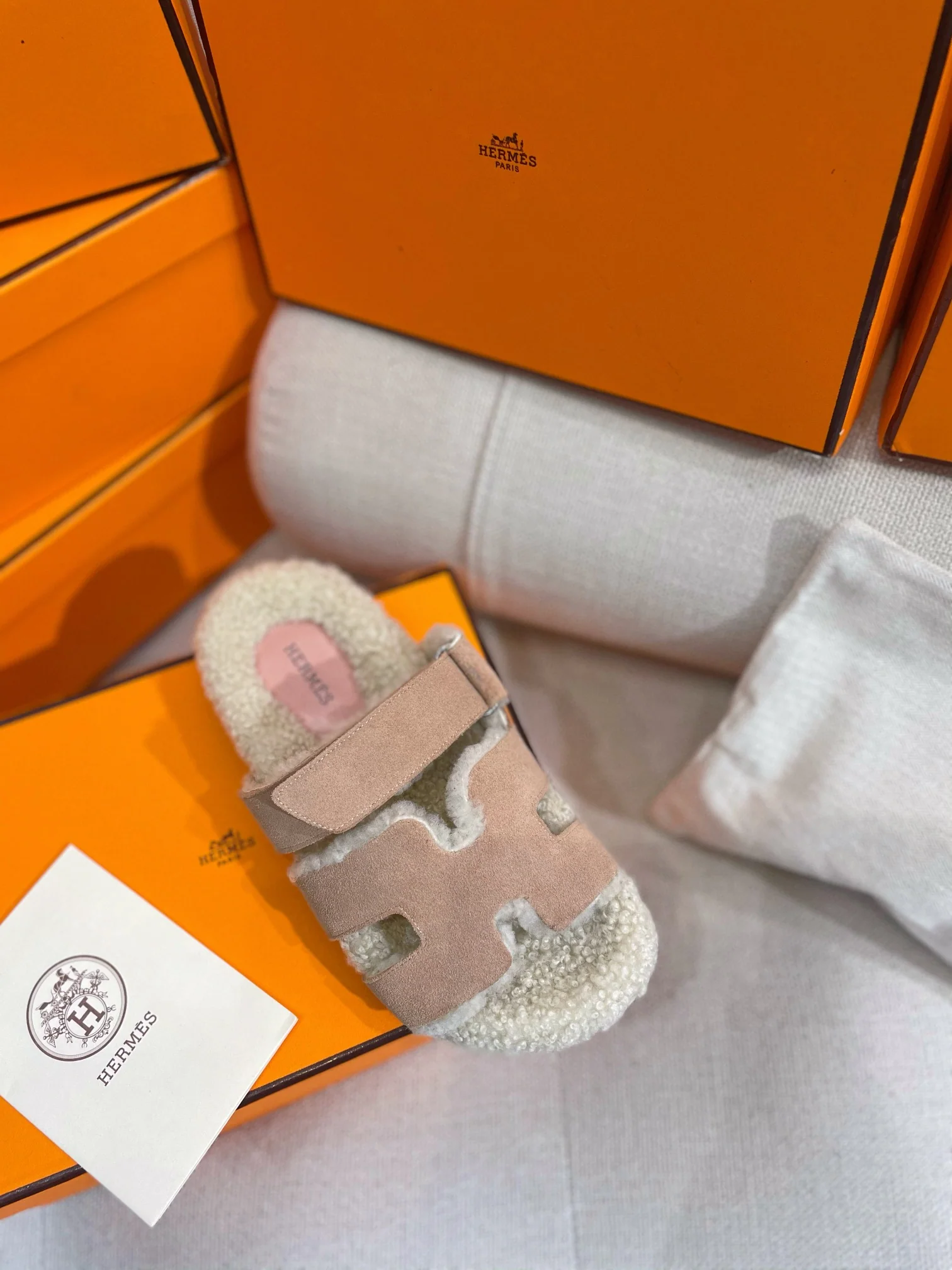 Новинка сезона осень/зима 2022 от Hermes — тапочки H из овчины и кожи с лоскутным узором — розовые.