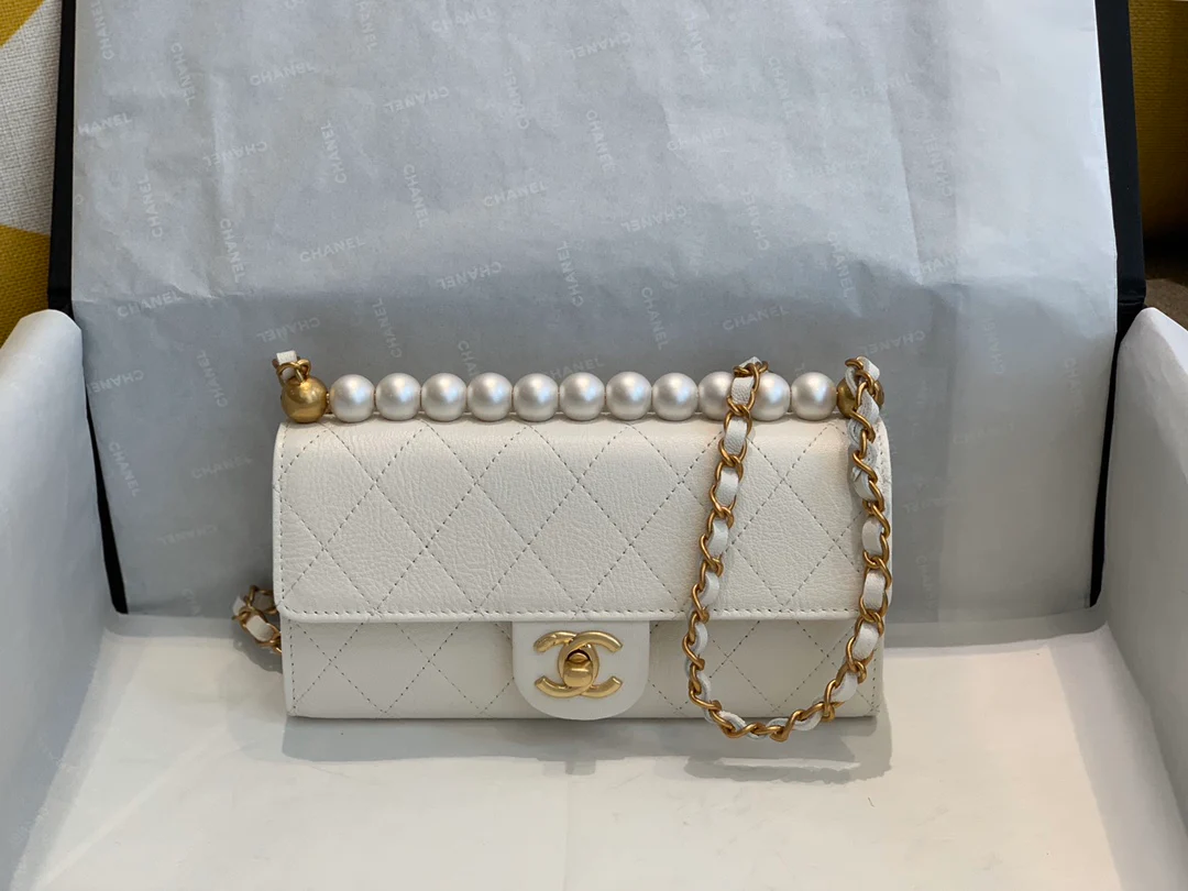 Chanel - с жемчужной цепочкой WOC-1
