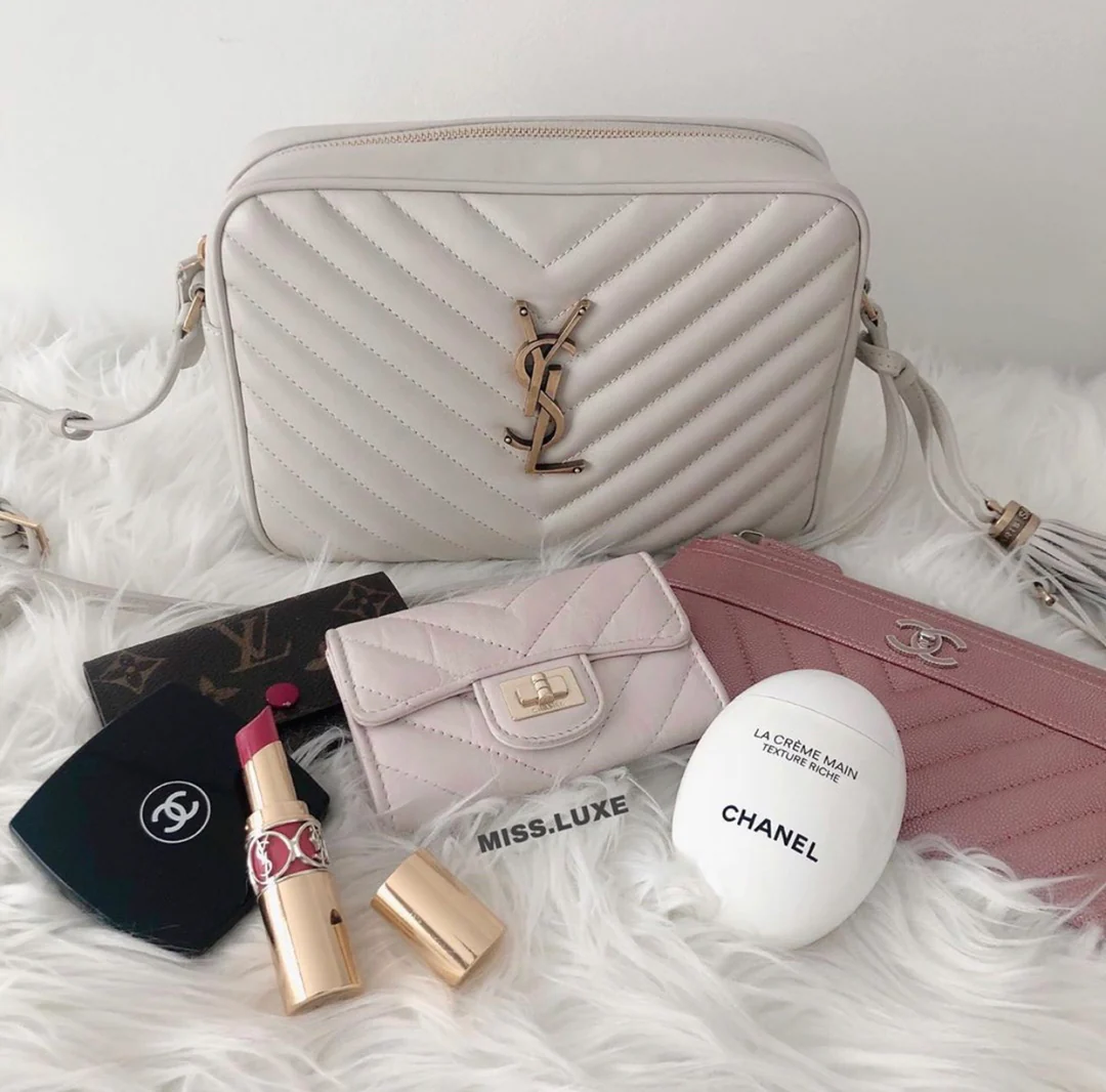 Фотосумка YSL Lou Bag — белая с золотой фурнитурой.