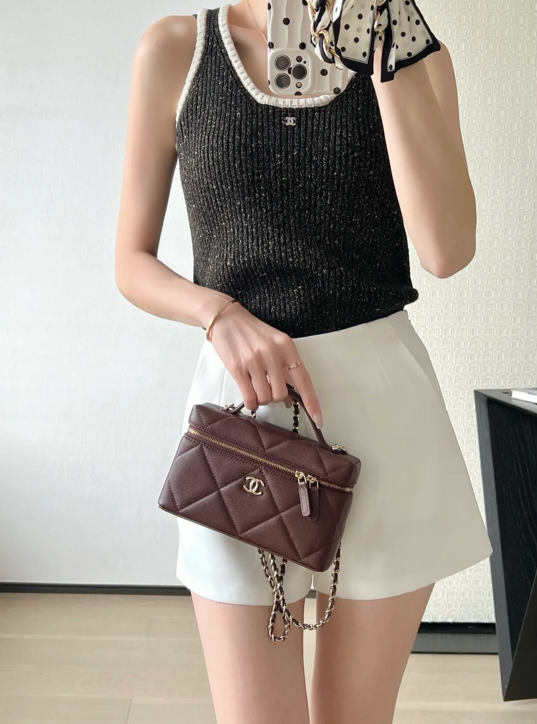 Коробка для виниловых пластинок Chanel из стеганого золота 1-25 карат, шоколадного цвета, с фурнитурой из светлого золота.