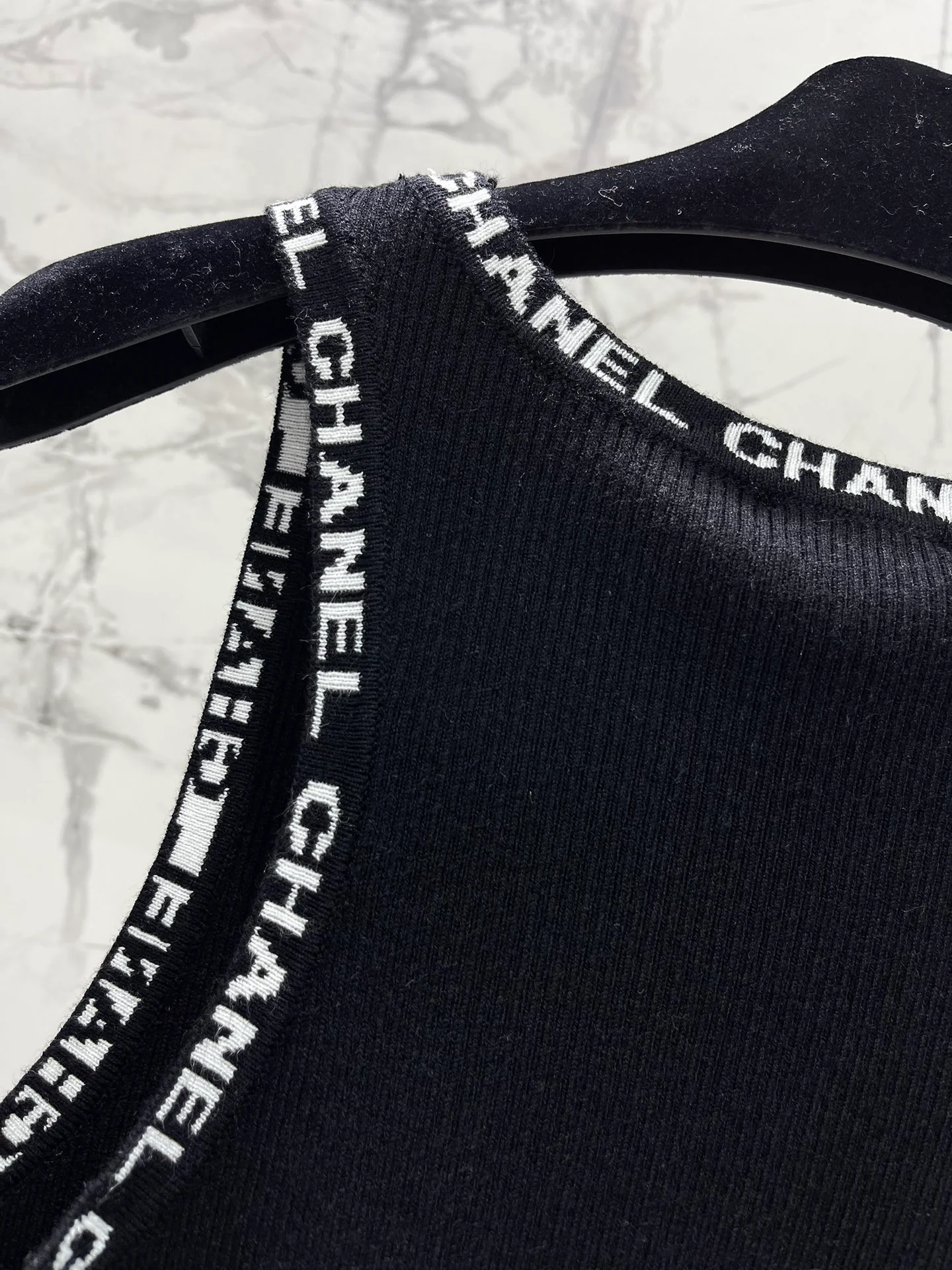 Chanel 2403-24 Летняя новая модель, металлическая пряжка, вышивка букв, шикарная повседневная вязаная майка - черная