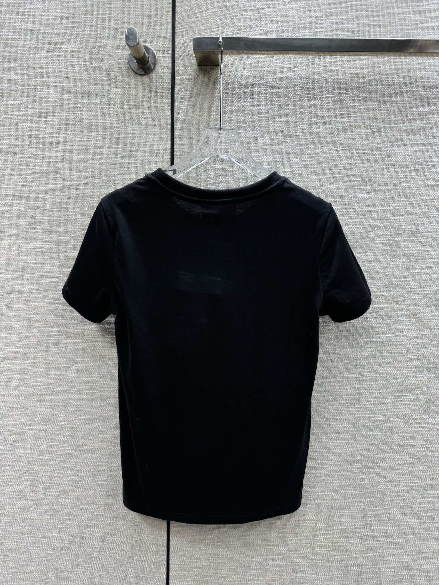 Футболка Chanel 2403 с вышитым четырехлистным клевером и круглым вырезом, с короткими рукавами - черная.