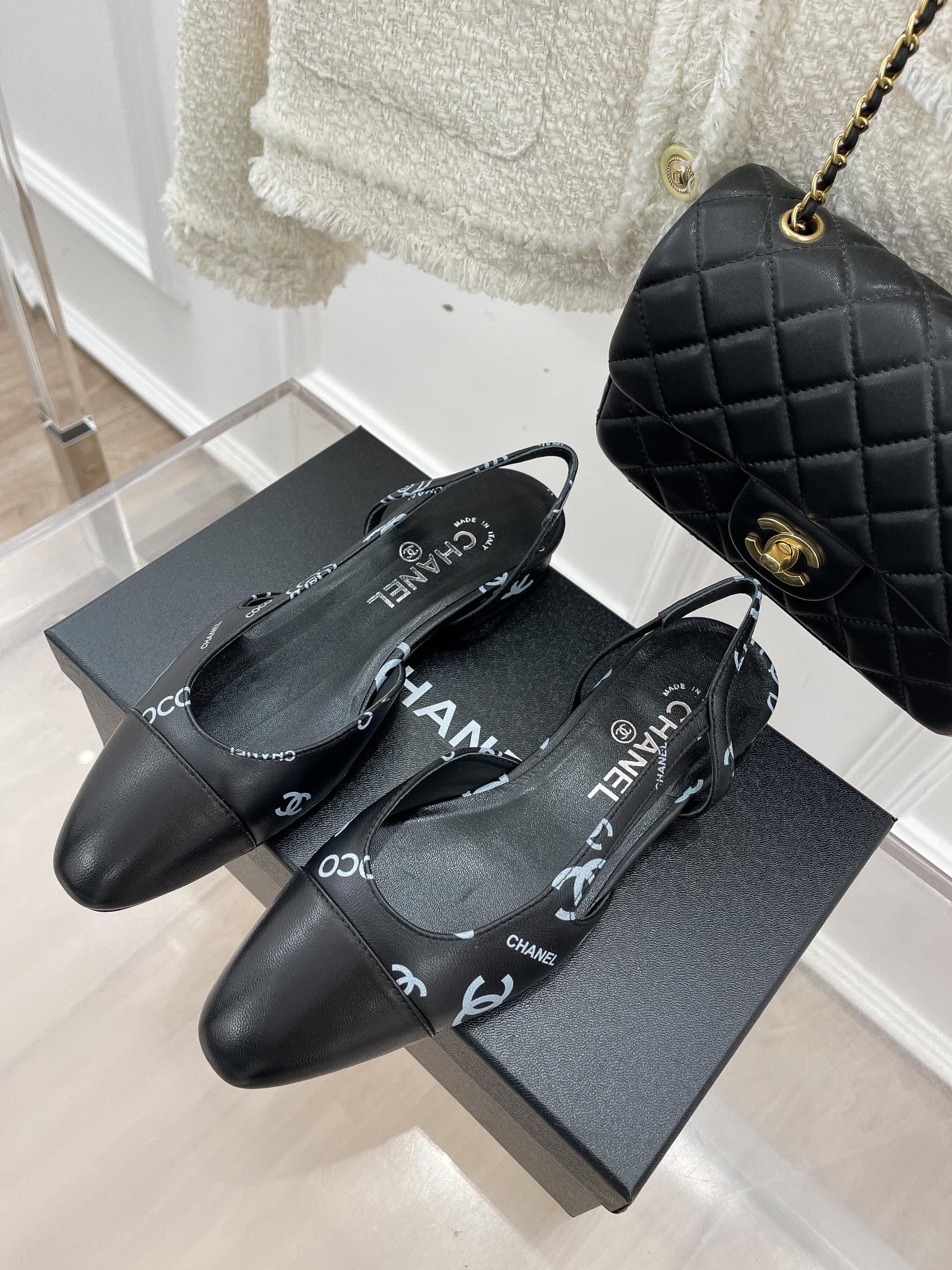 Новинка весны 2023 года от Chanel - Сандалии с принтом и открытой пяткой - Черные