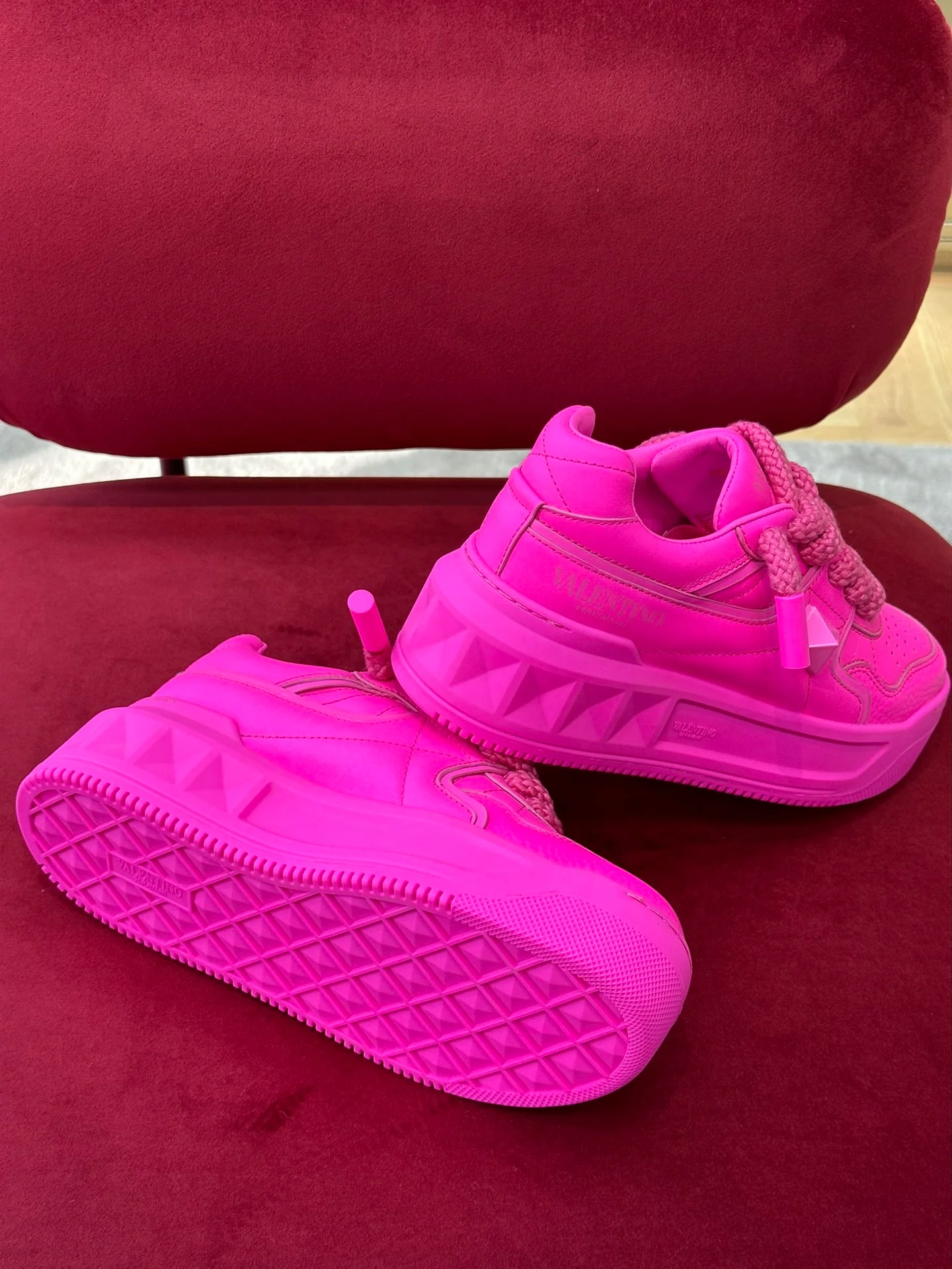 Новинка лета 2023 от Valentino - Кроссовки на платформе из телячьей кожи - Парные - 6 см - Розовые