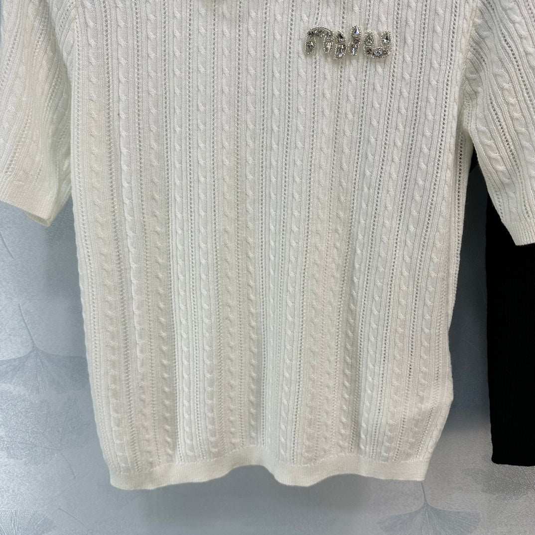 Miu Miu-2404-24 Новая коллекция ?Ранняя весна?: Прочная трикотажная футболка с коротким рукавом и воротником ?Питер Пэн? с бисером.