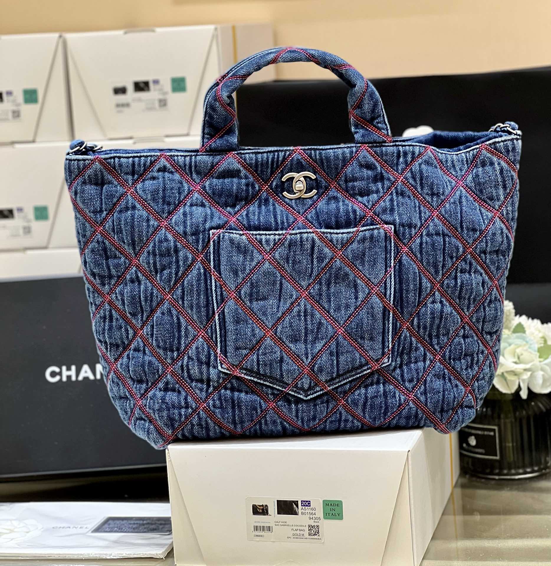 Коллекция Chanel 2022 Métiers d'Art - Пляжная коллекция, джинсовая сумка-шоппер