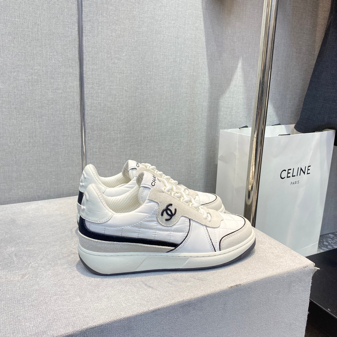 Коллекция Chanel ?Ранняя весна 2023? — повседневные кроссовки со стразами — белые.