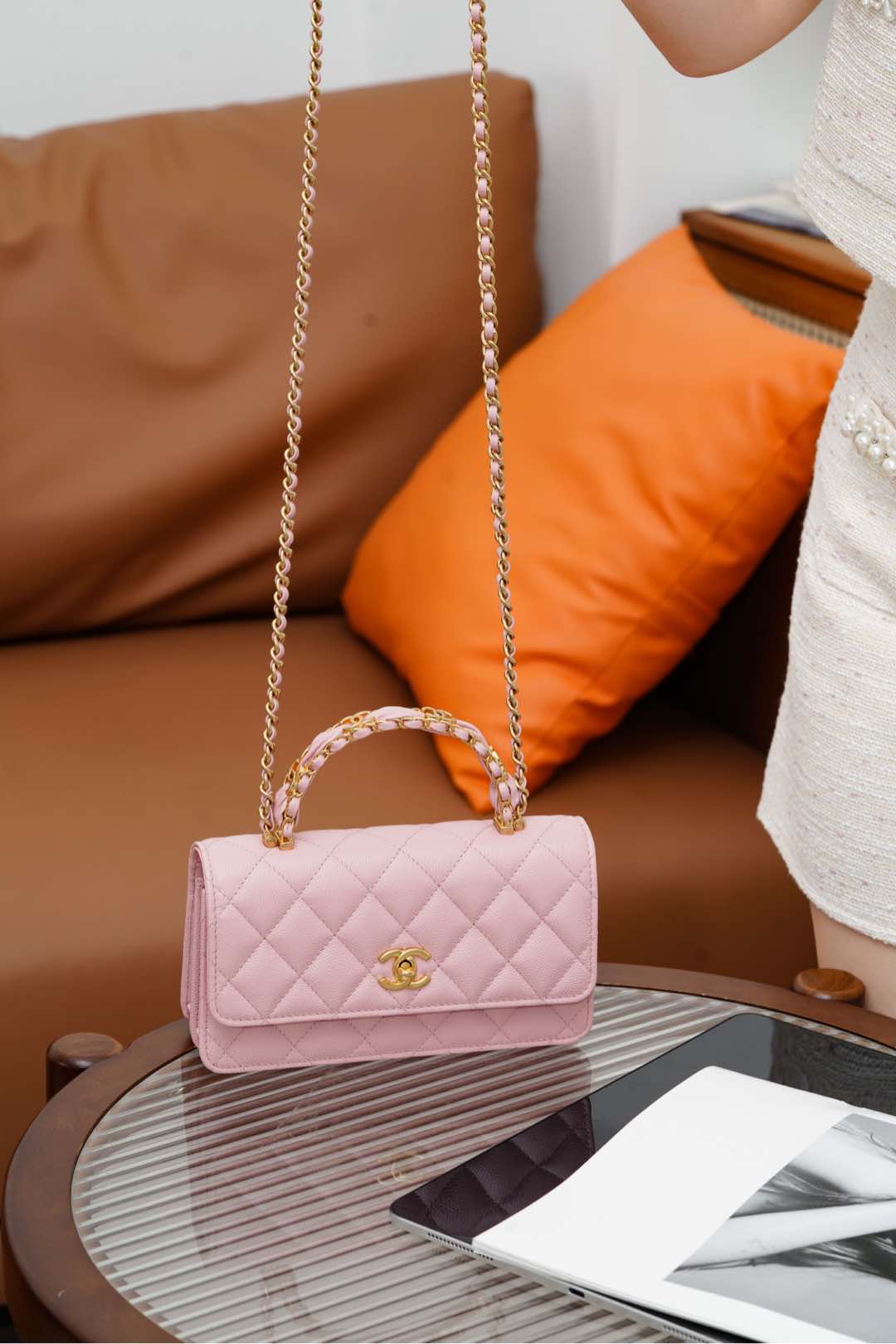 Сумка-гармошка Chanel 25b Double C с двойной ручкой, розовая, с золотой пряжкой.