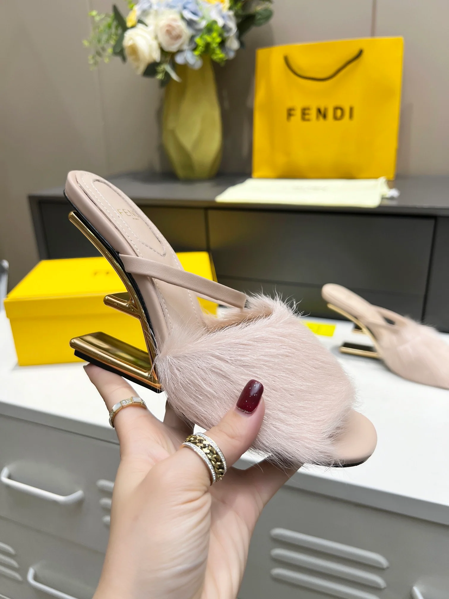 Fendi - Меховые тапочки на высоком каблуке - Светло-розовые