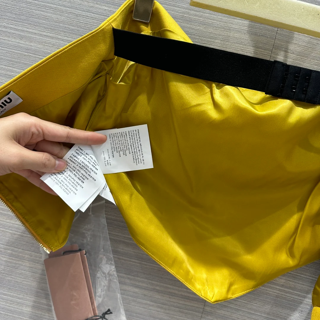 Miu Miu - Коллекция весна/лето 2404-24: Новинка, незаменимый элемент многослойного образа: топ-бандо, желтый.