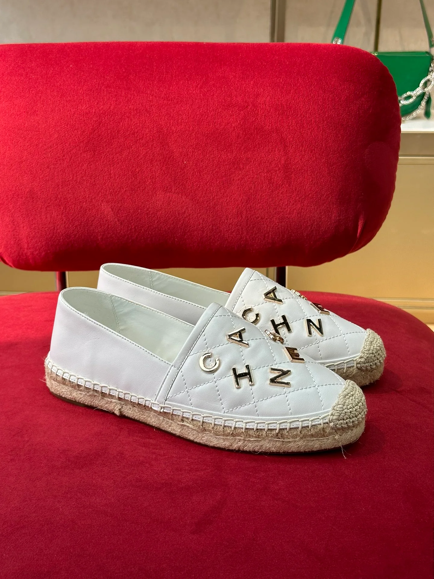 Новинка сезона весна/лето 2023 от Chanel - Рыбацкие туфли с надписями