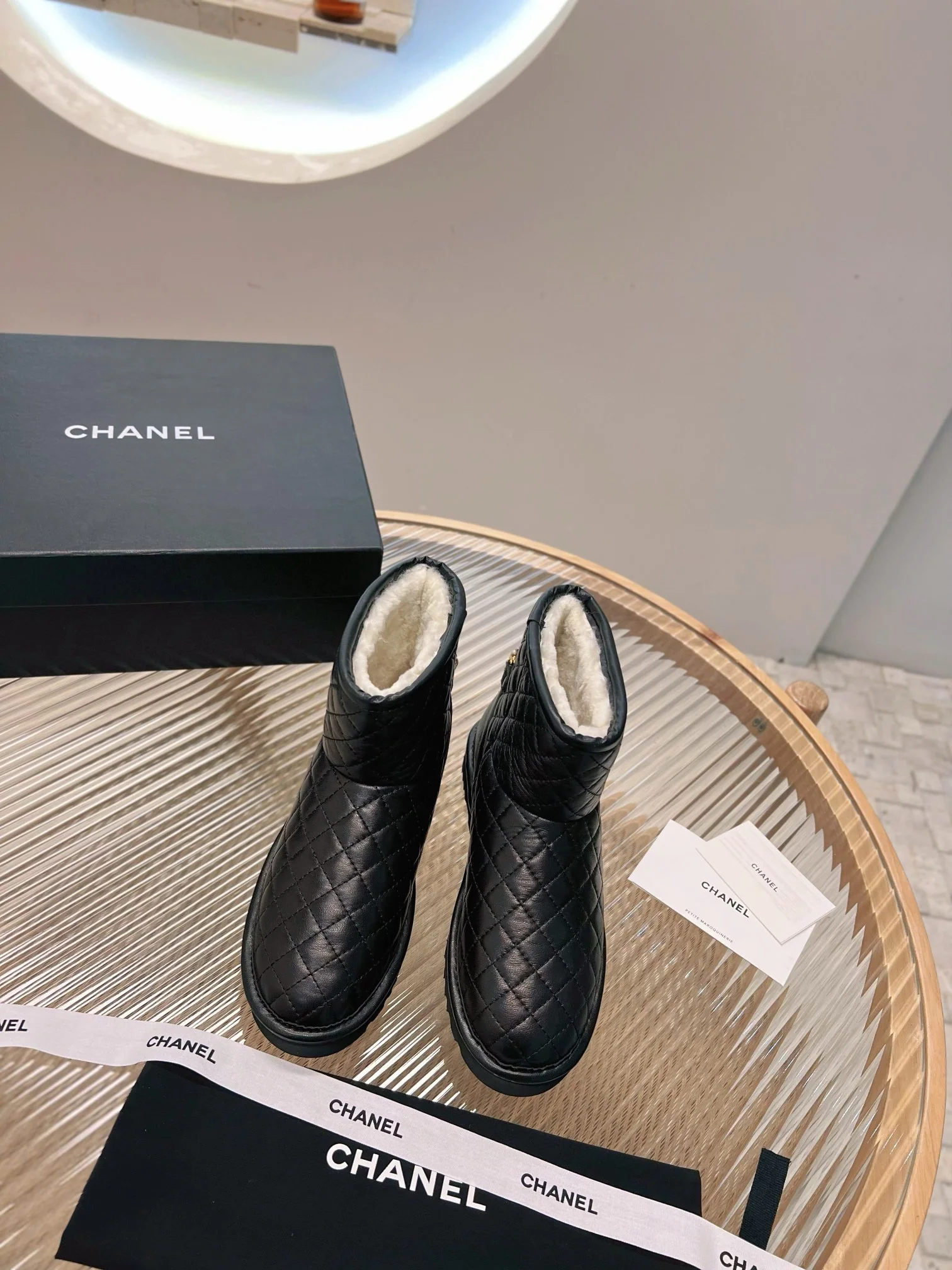 Снежные сапоги Chanel с цепочкой из коллекции осень/зима 2022