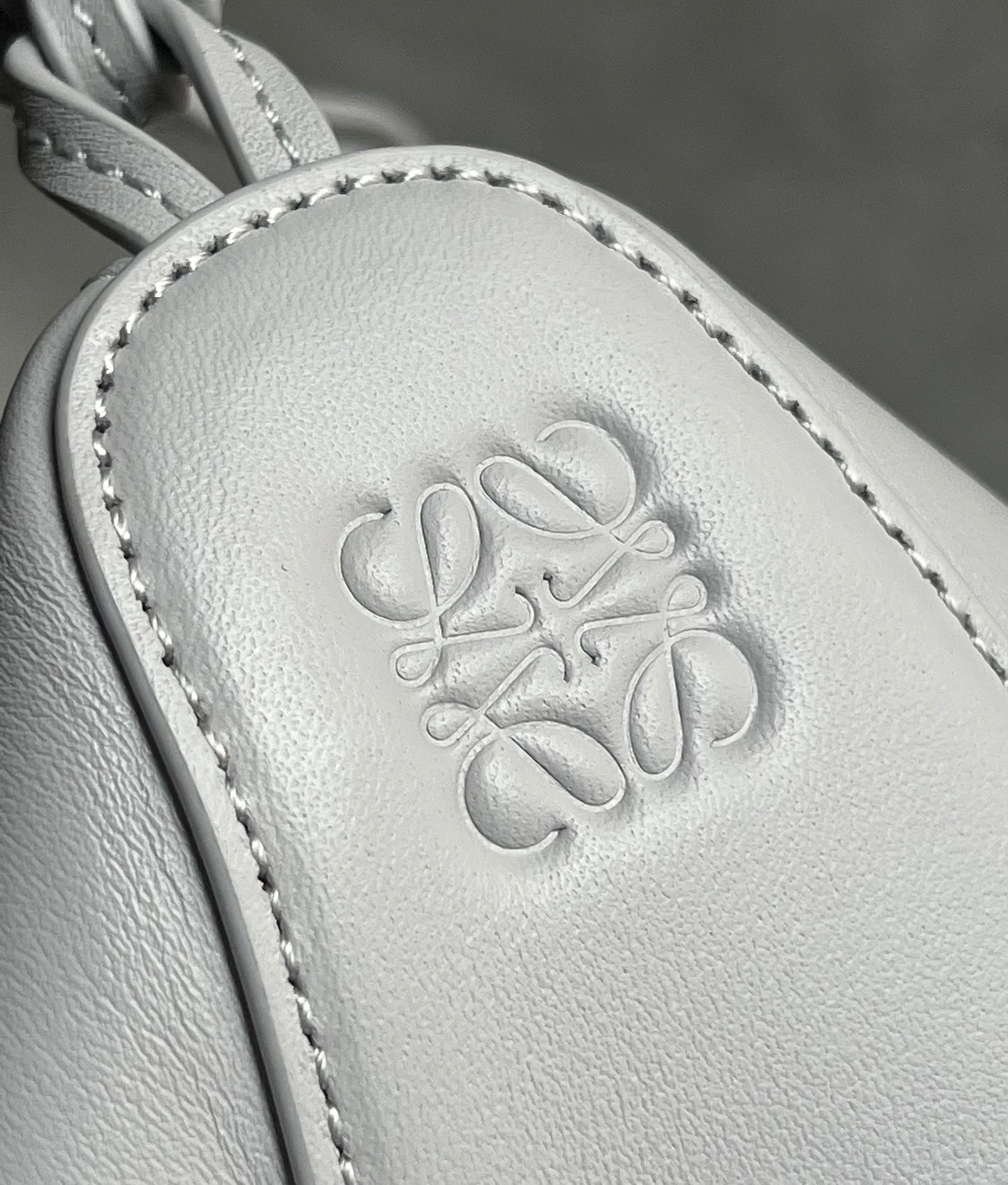 Сумка-хобо Loewe Hammock - белая.