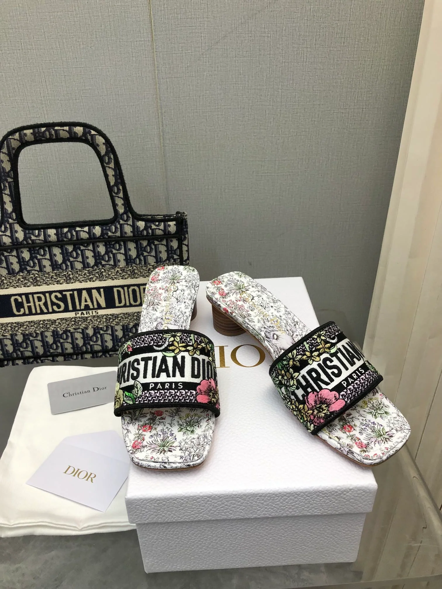 Босоножки Dior 2024 на низком каблуке с цветочной вышивкой - белые