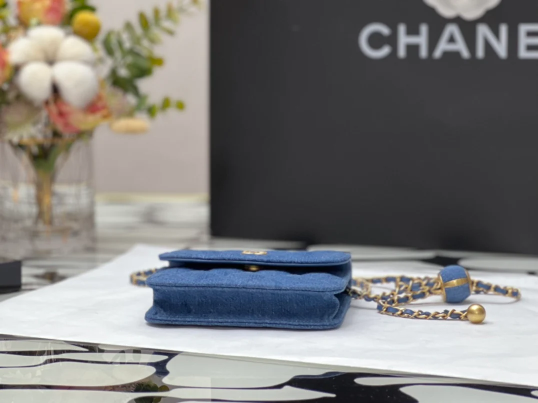 Держатель для карт Chanel на золотой цепочке с шариками - коллекция Denim.