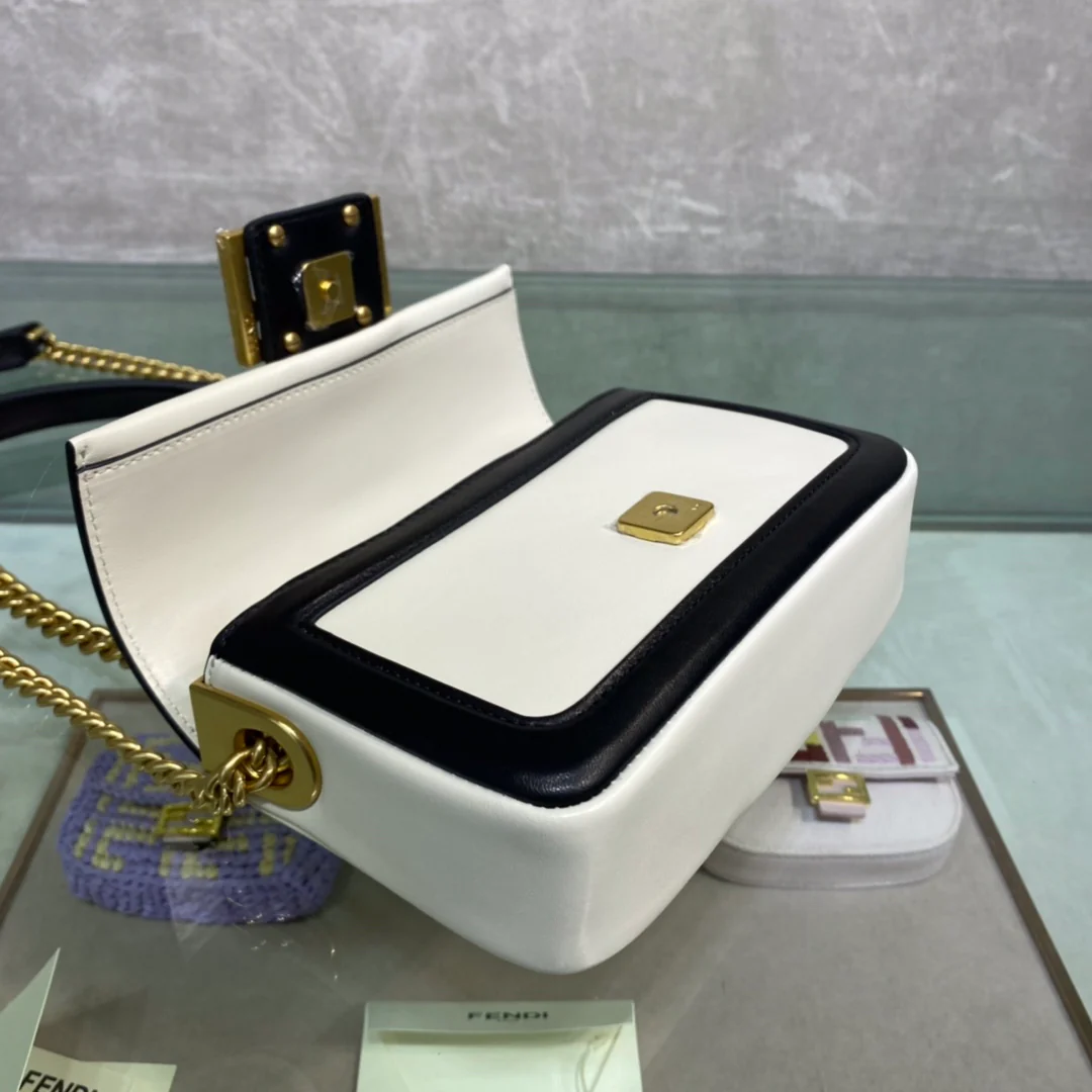 Маленькая белая кожаная сумка Fendi Baguette - 1