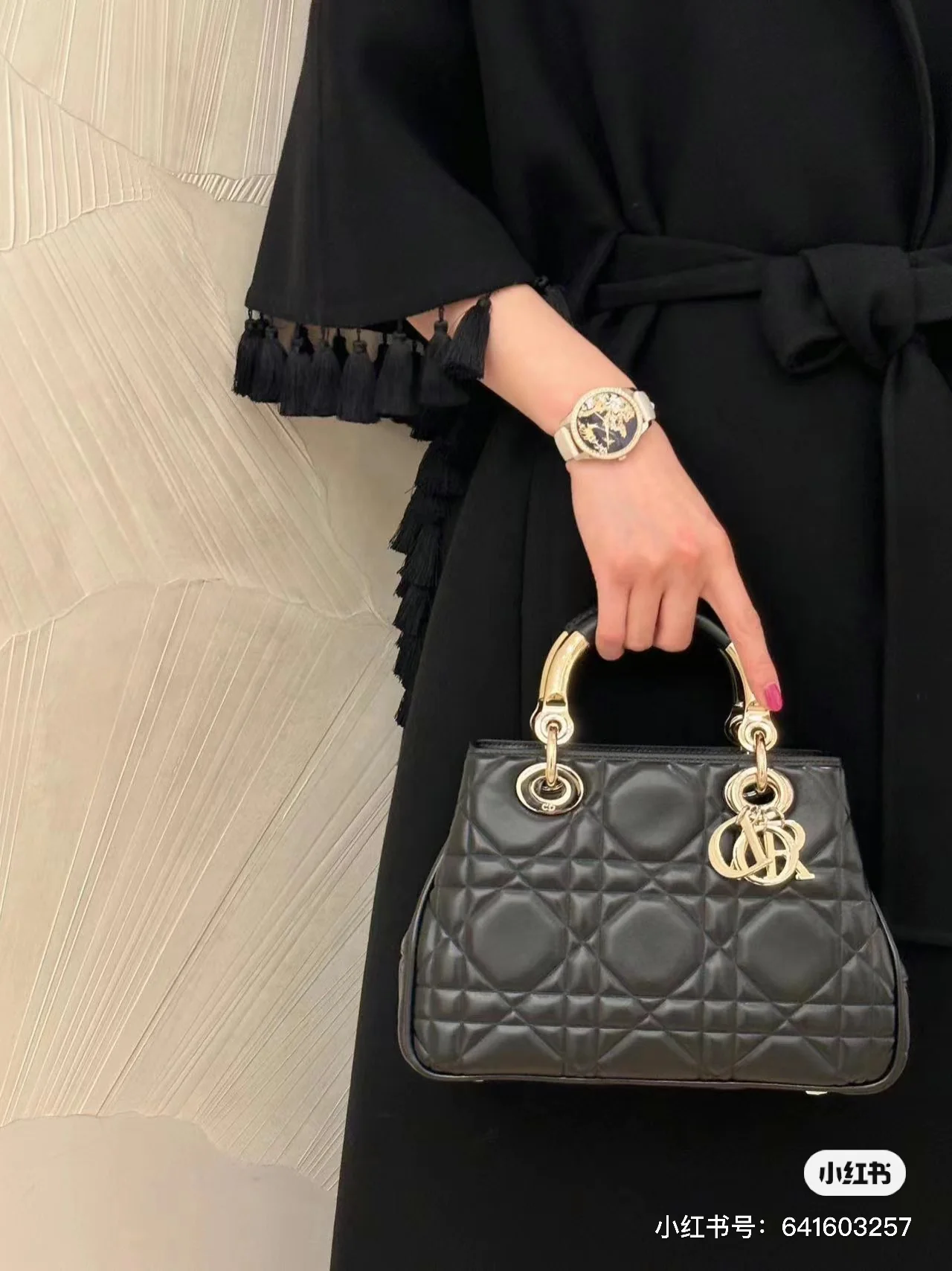 Сумочка Dior Lady 95 22, маленькая, черная с золотой фурнитурой.