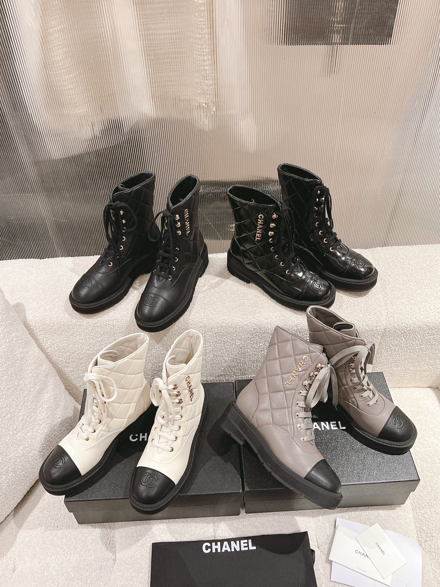 Стеганые ботинки Chanel 2024 — изображение из коллекции