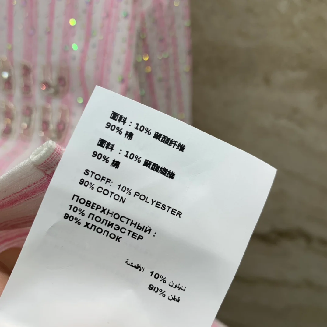 Miu Miu 2404 - Розовая рубашка с длинными рукавами, украшенная стразами, бусинами и надписью.