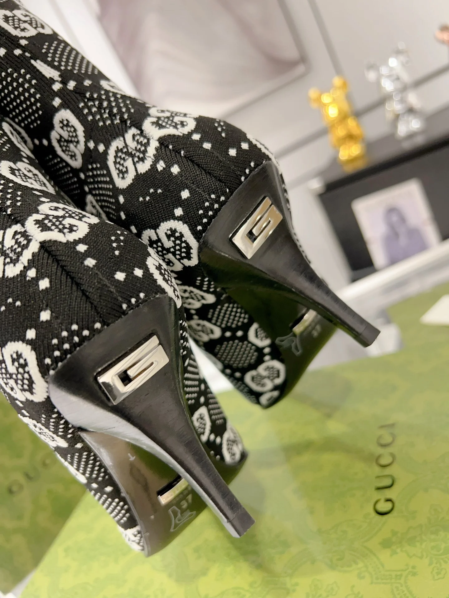 Gucci - Ботильоны на шпильке с сетчатыми вставками и стразами - Черно-белые