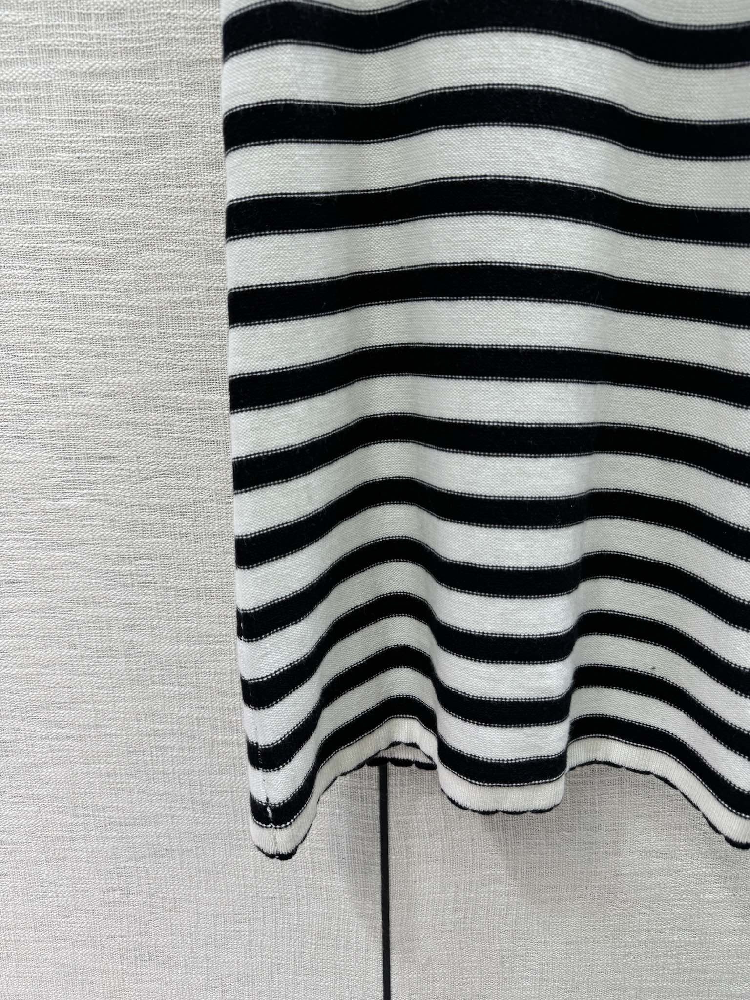 Вязаное платье-жилет Celine-2404 с кружевной отделкой и полосатым узором в стиле колор-блок.