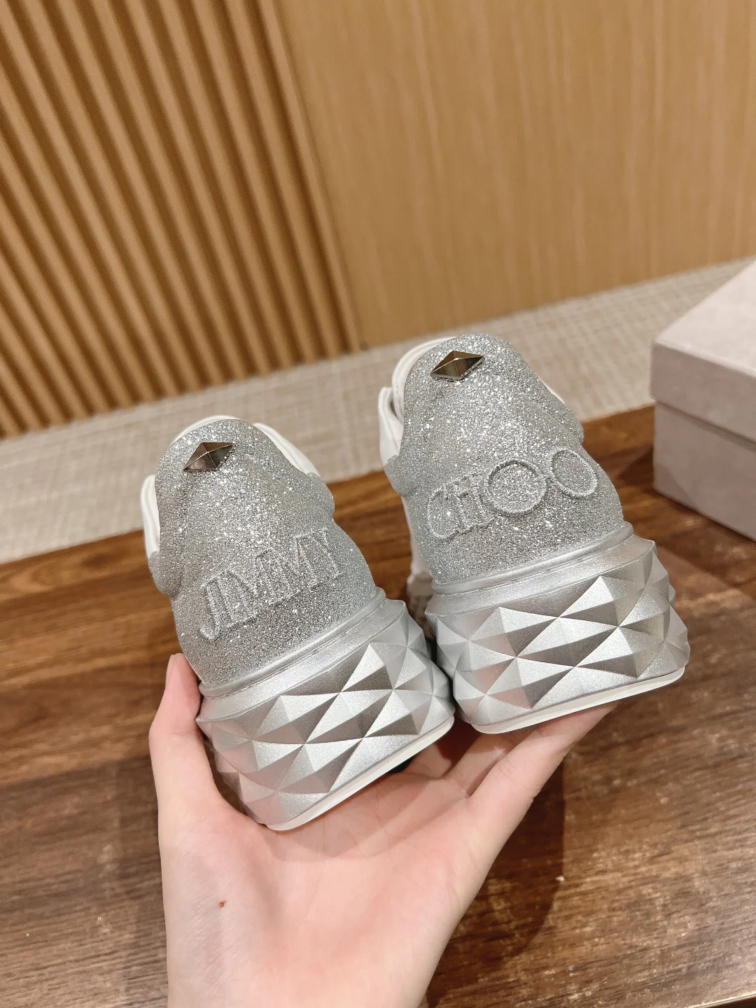 Обувь марки JC - повседневная модель 2024 года - серая.