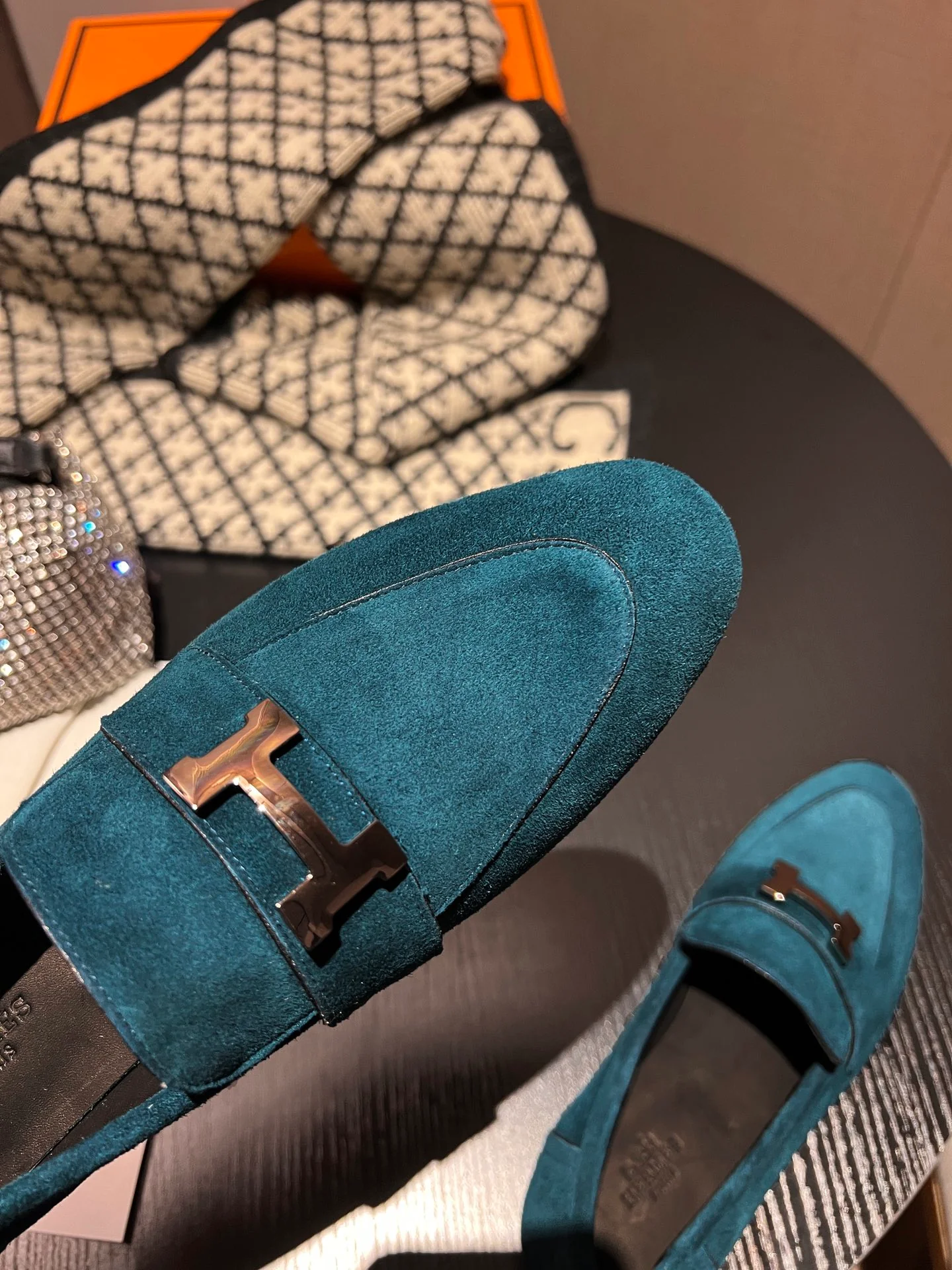 Новинка от Hermes весна/лето 2022: лоферы ручной работы, синие.