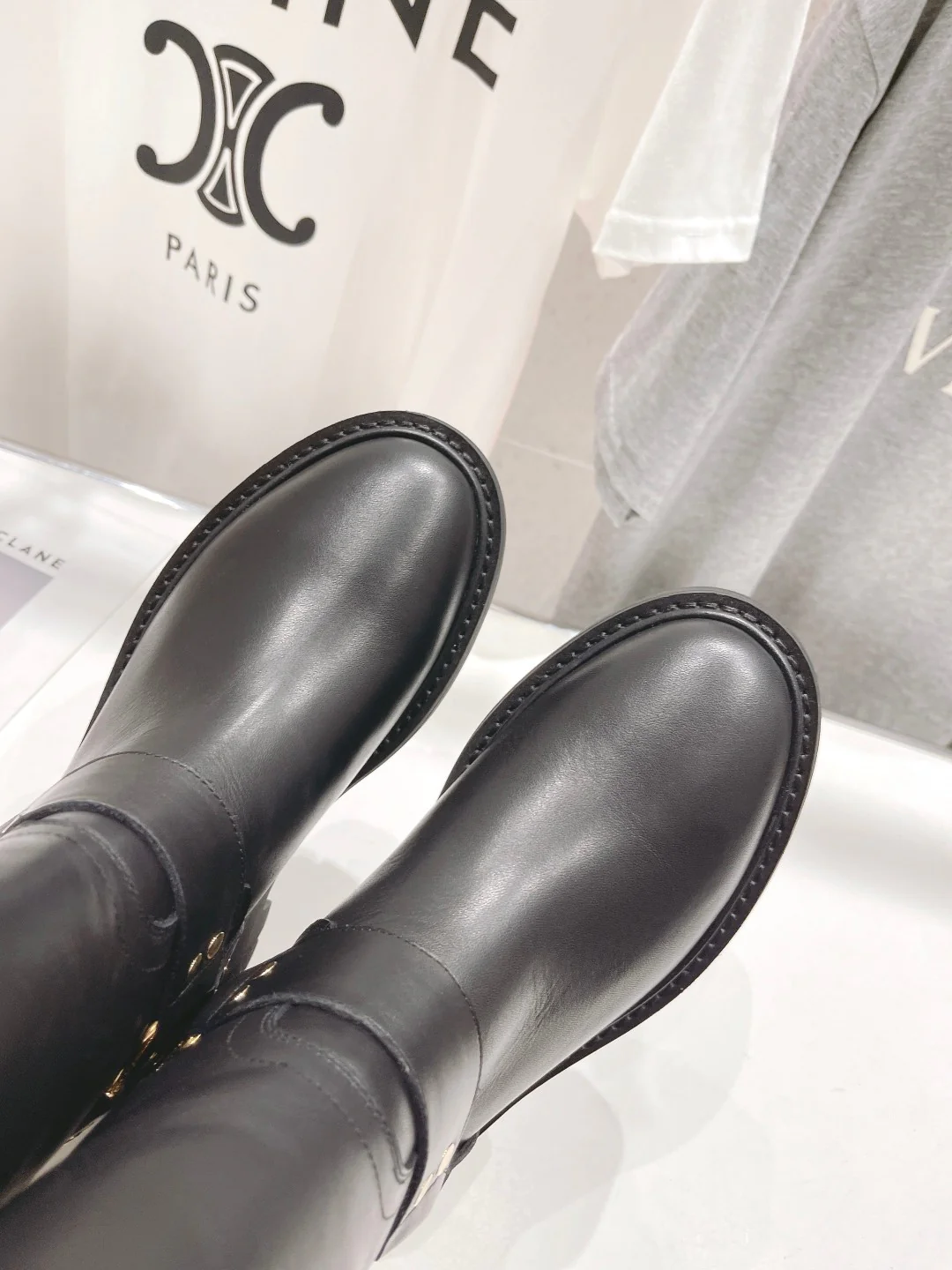 Celine - Новинка сезона осень/зима 2023 - Ретро-ботильоны с тиснением 