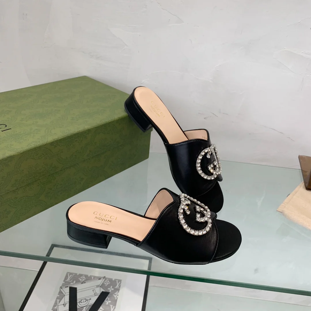 Новинка сезона весна/лето 2022 от Gucci - тапочки с двойной буквой G - 2 шт.