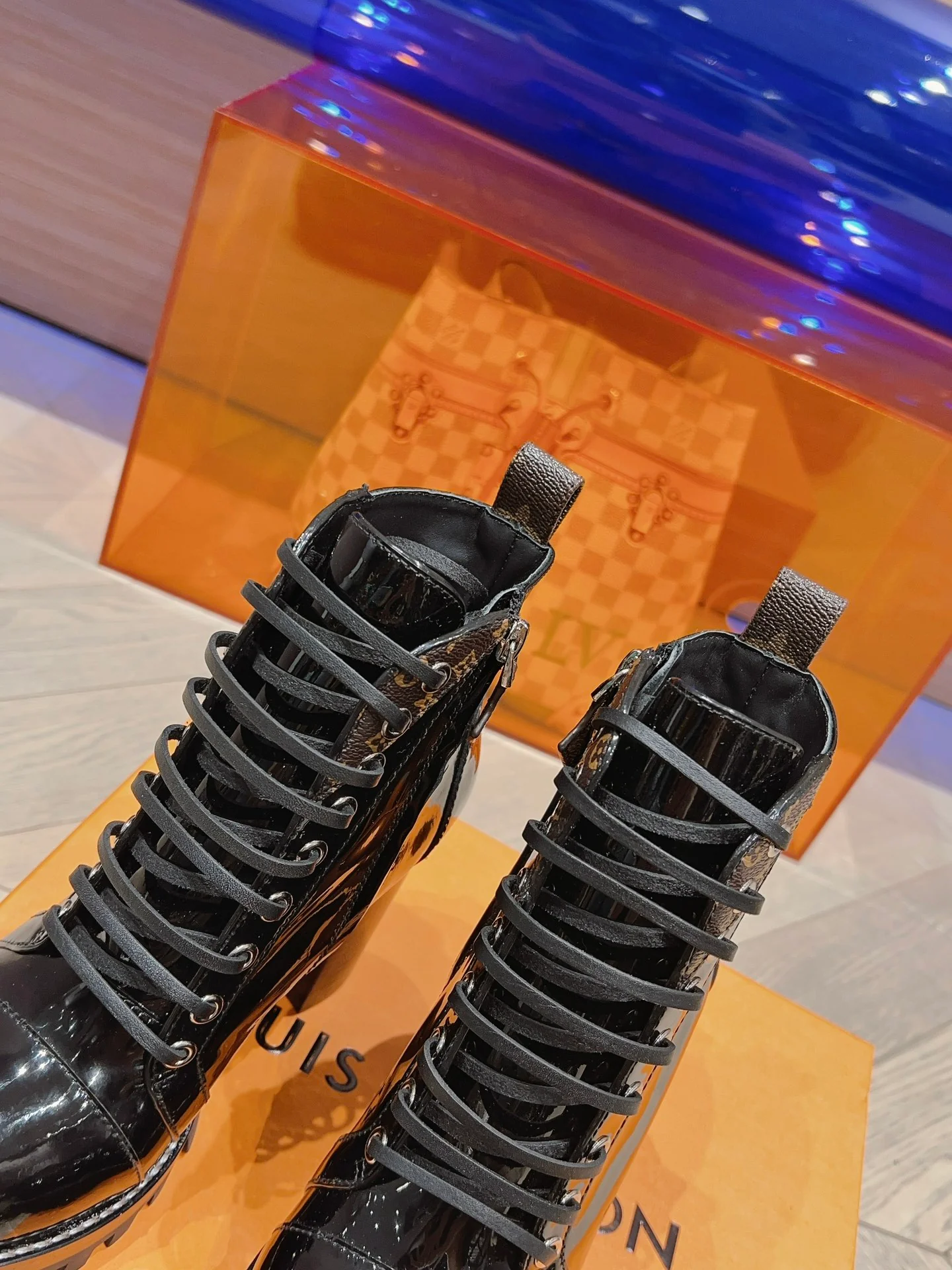 Новинка сезона осень/зима 2023 от LV - Ботильоны на высоком каблуке - Лакированная кожа, черные