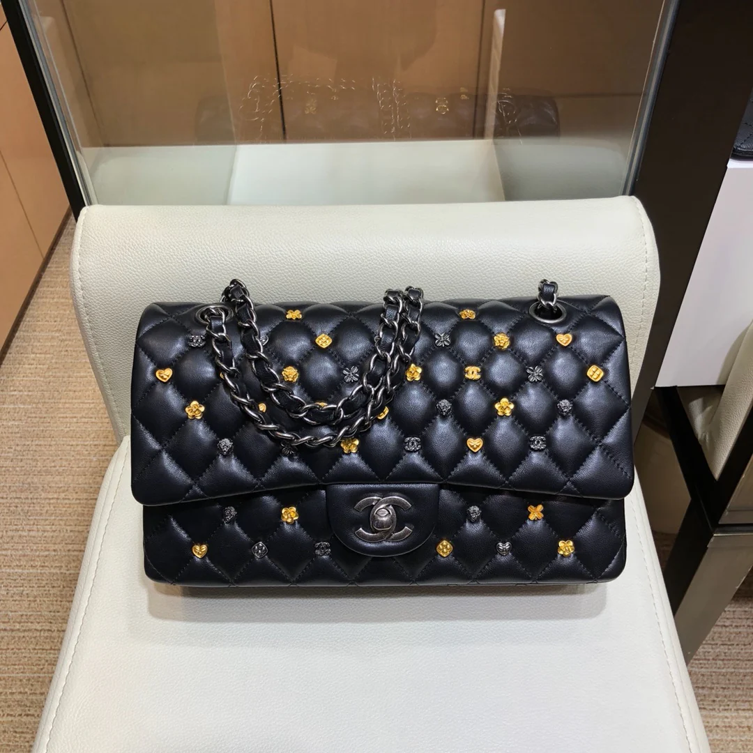 Классическая стеганая сумка Chanel - Новинка коллекции 2018 года - Сумка CF - Серебряная цепочка - 25 см