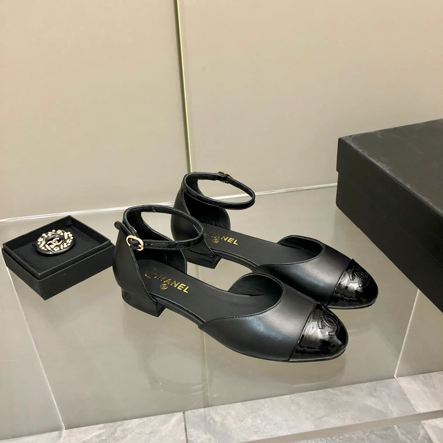 Коллекция Chanel 2022 года с подиума - Сандалии на плоской подошве - Черные