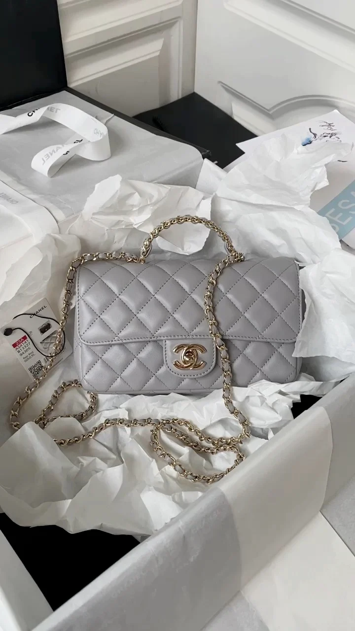 Коллекция Chanel Pre-Fall 2023 - Сумка CF с ручкой, украшенной стразами - Серая - 21 см