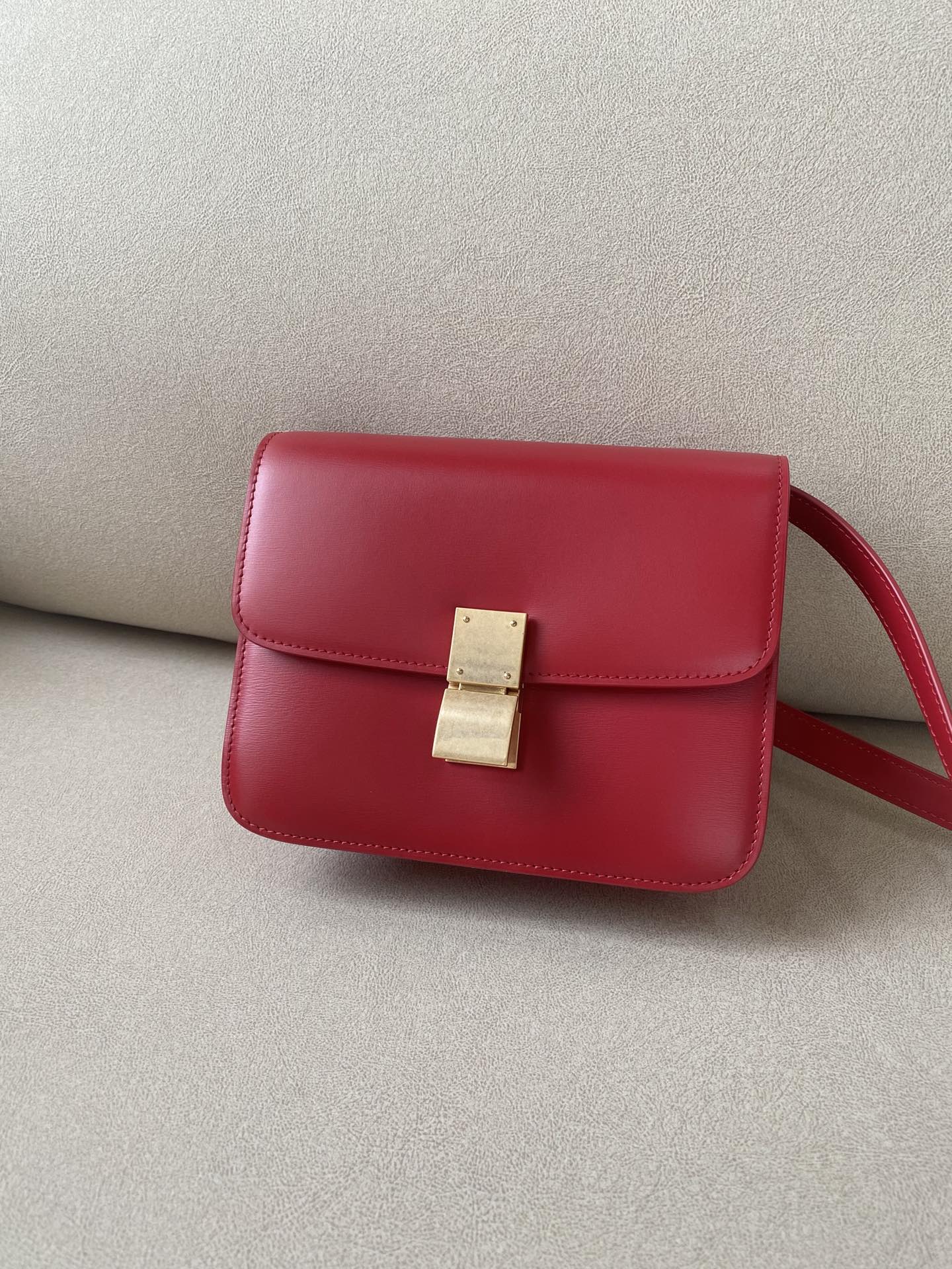 Сумка Celine Box-Tteen из полированной телячьей кожи - красная.