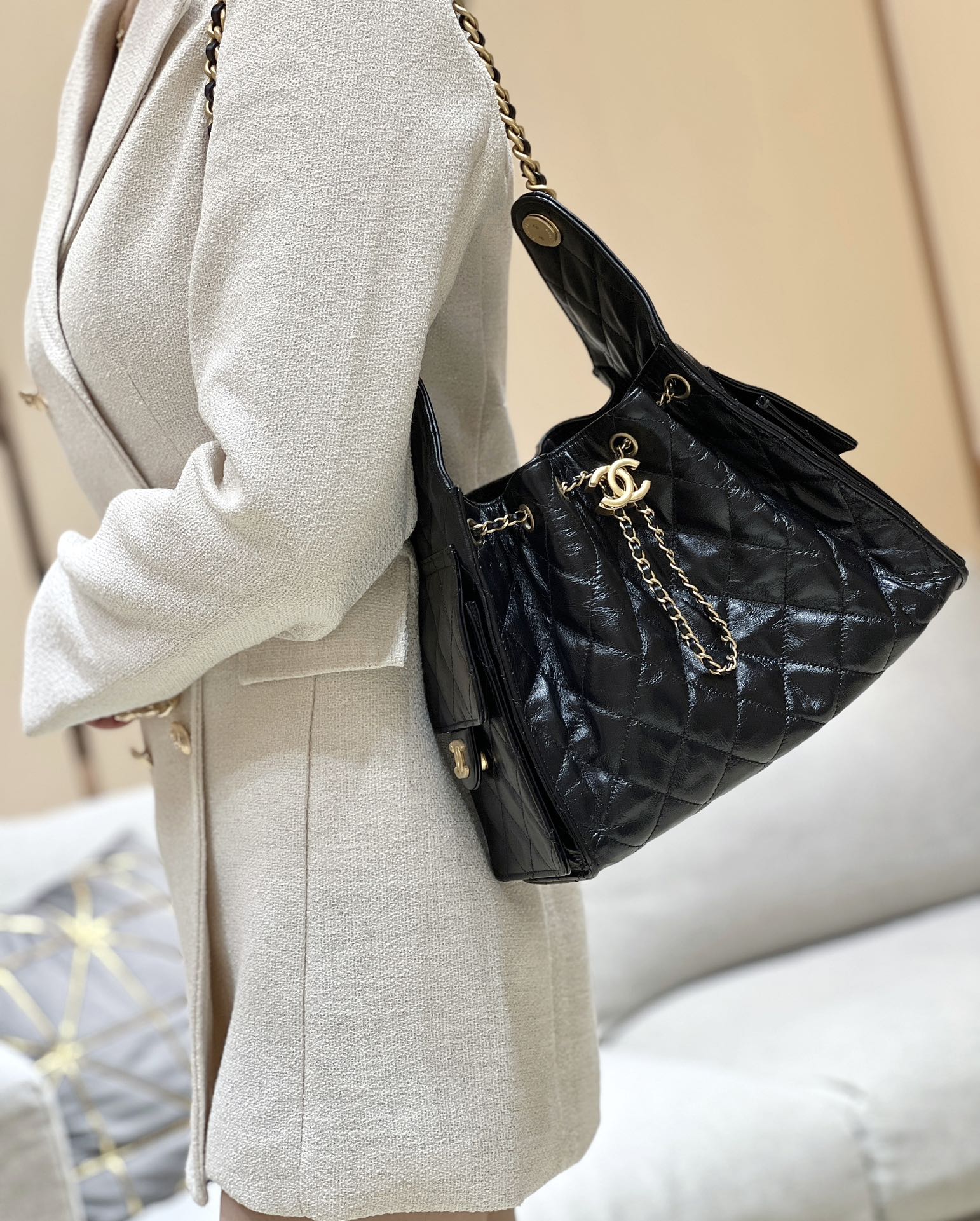 Сумка-ведро Chanel 25c 25bag из телячьей кожи с завязками, маленькая – черно-золотая