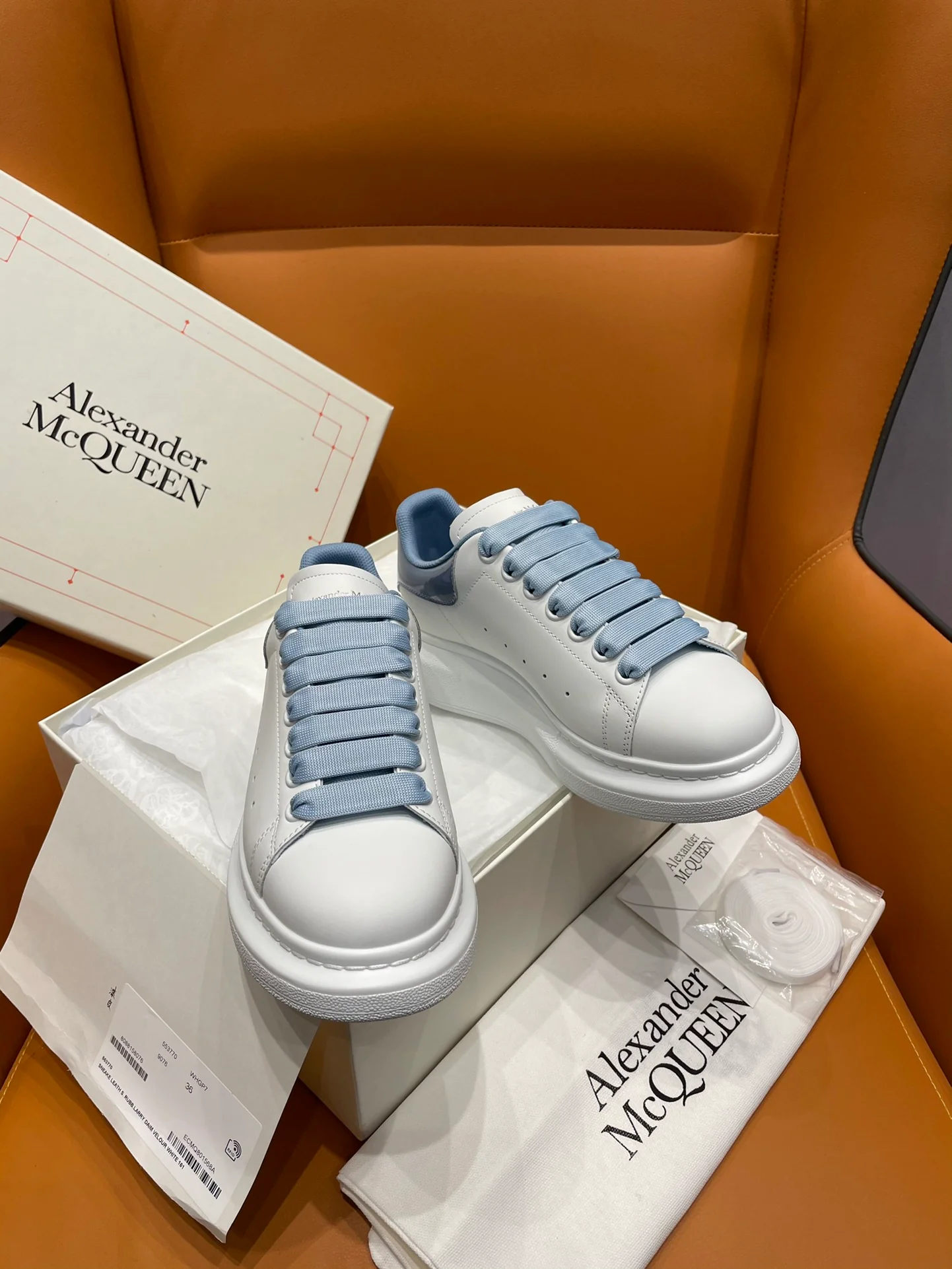 McQueen - Классические белые кроссовки - Синяя задняя часть