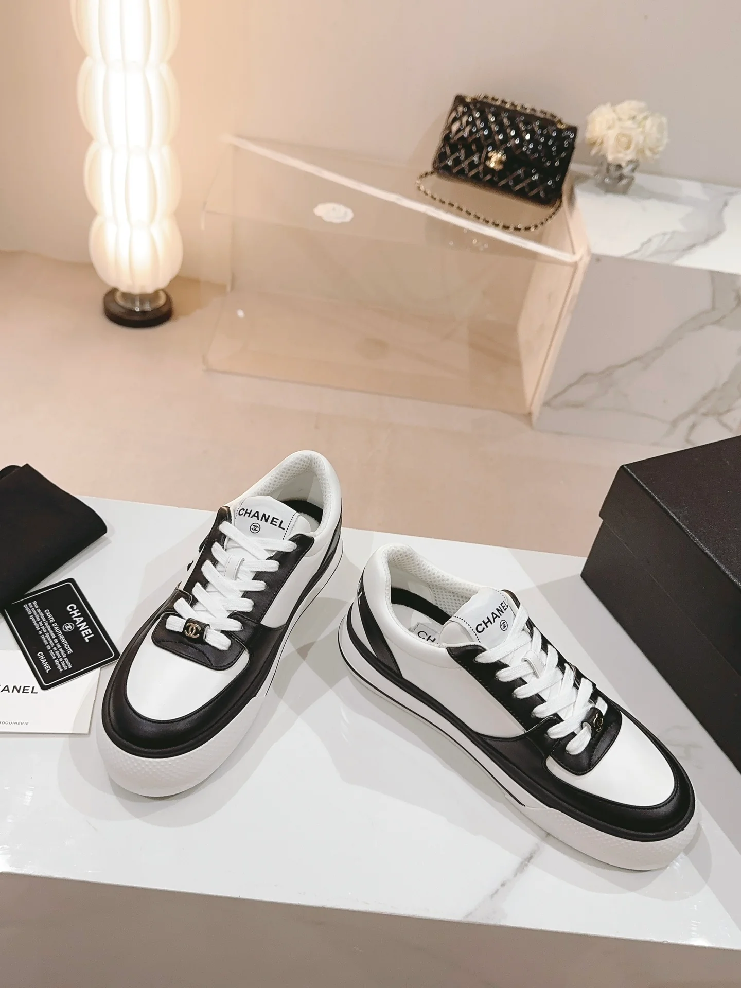 Новые поступления коллекции Chanel весна/лето 2023 - Кроссовки - Повседневные кроссовки - Черно-белые