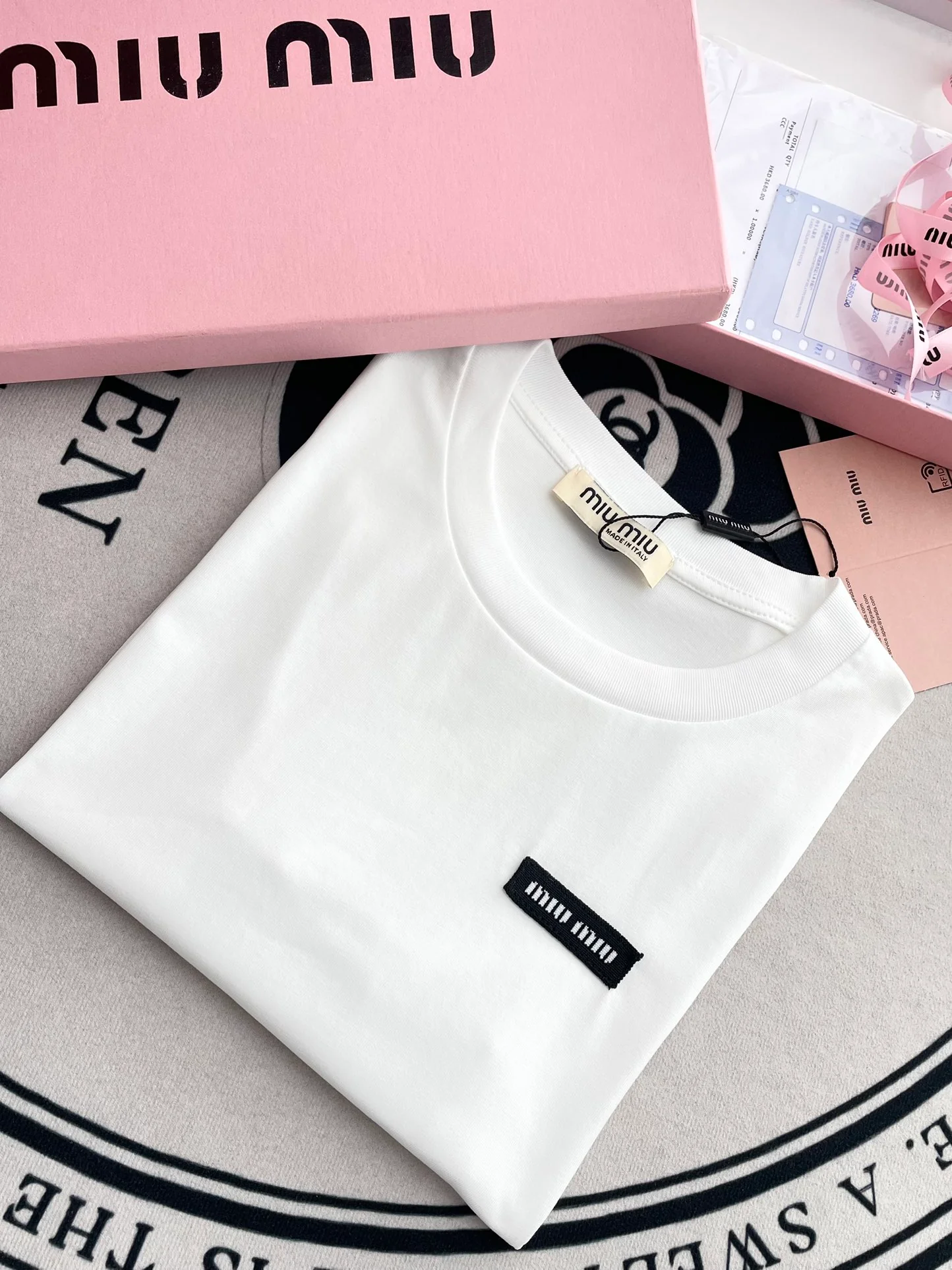 Miu Miu-2404 - Простая футболка с коротким рукавом и буквенным принтом