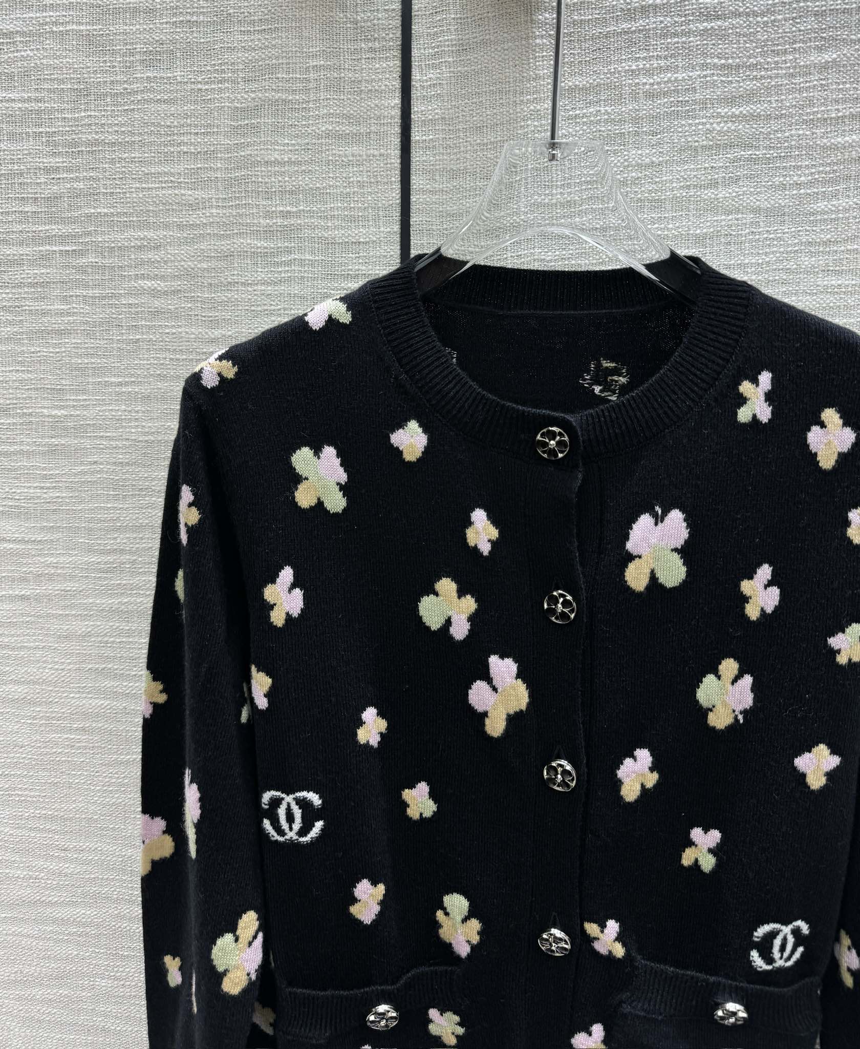 Кардиган Chanel 2403-24 из коллекции Early Spring Métiers d'Art с четырехлистным клевером — черный.